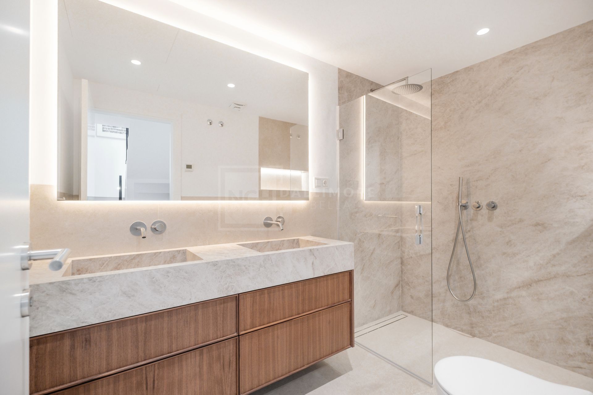 Fully Renovated 4-Bed Townhouse With Private Garden, Garage And Solarium