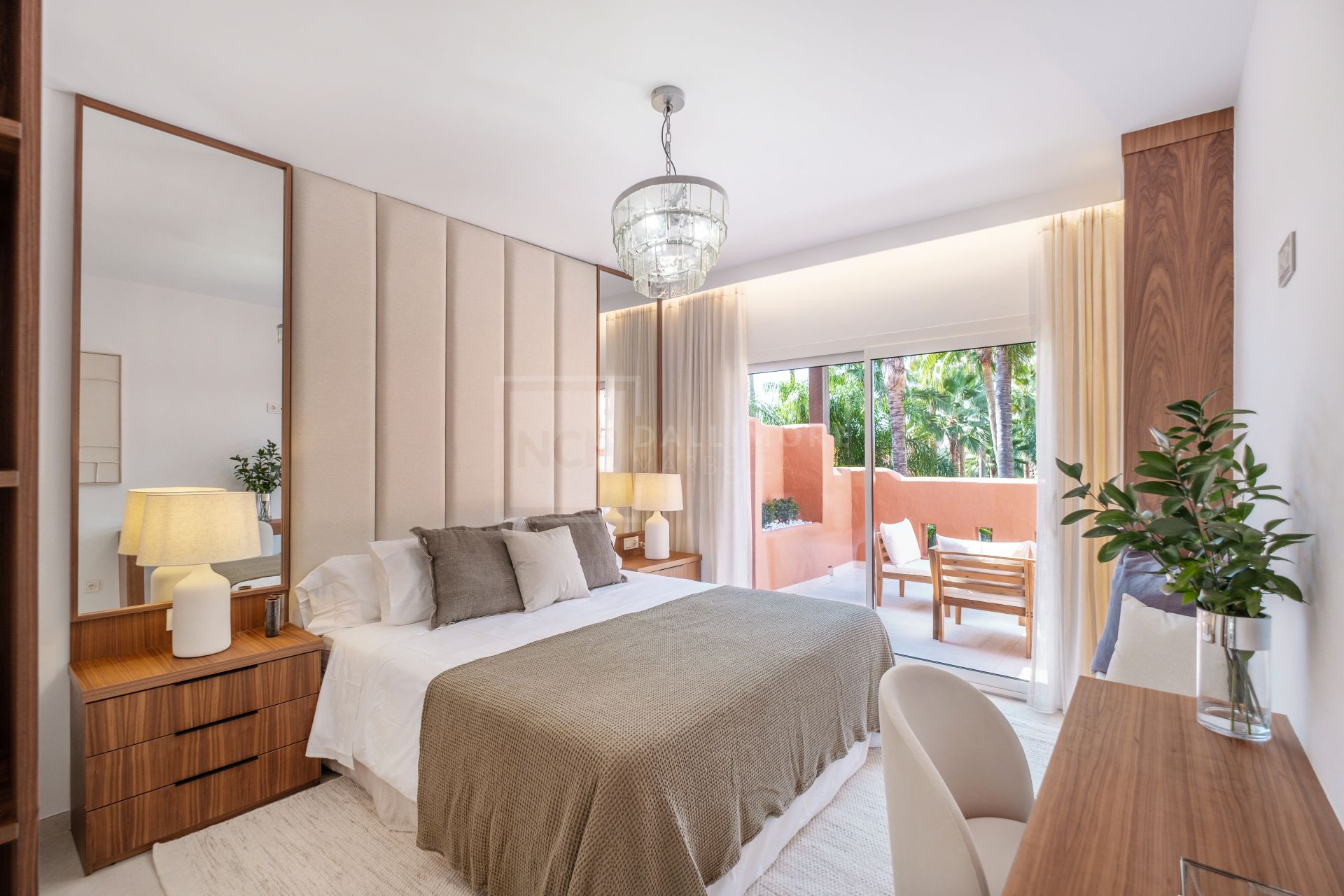 Fully Renovated 4-Bed Townhouse With Private Garden, Garage And Solarium