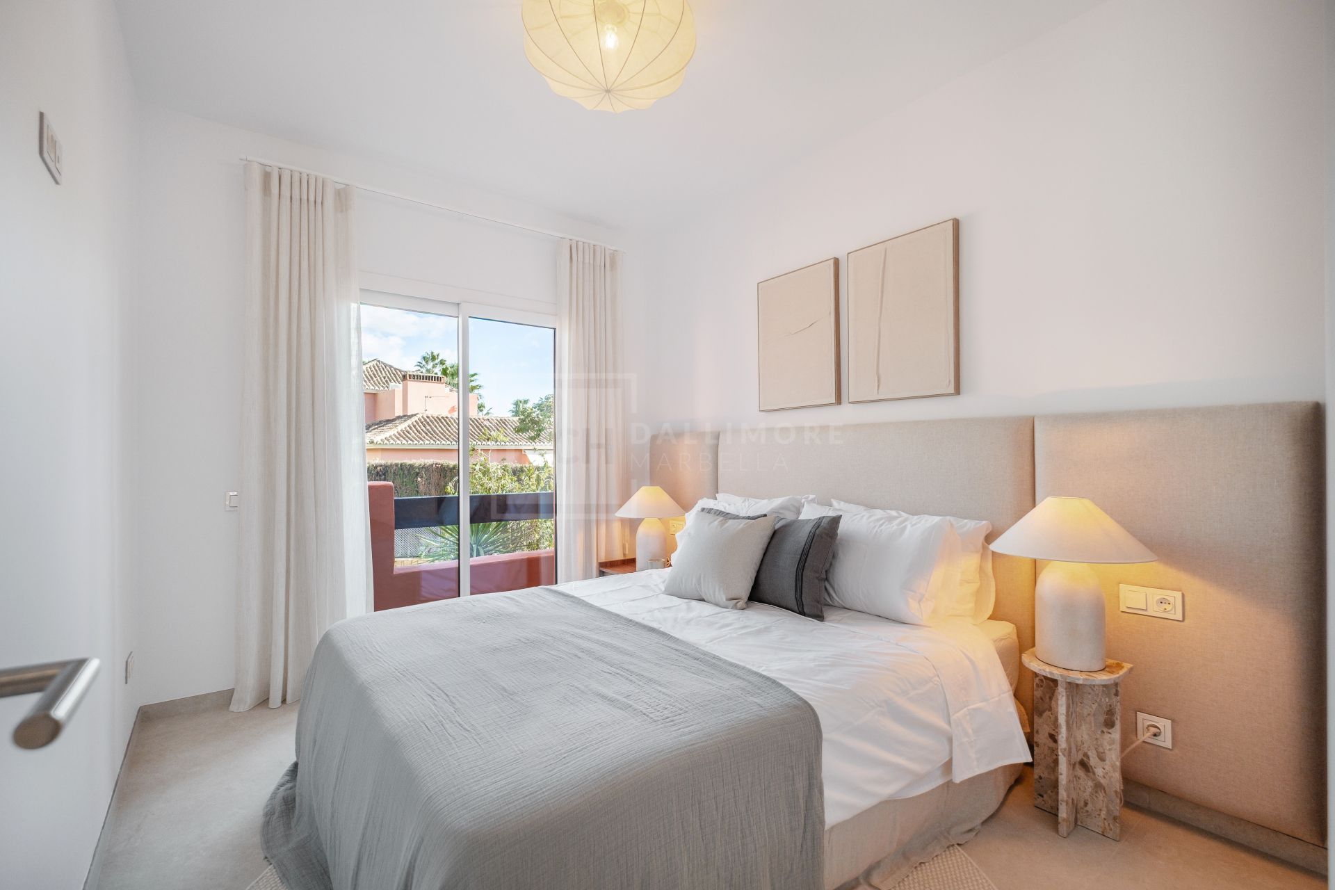 Fully Renovated 4-Bed Townhouse With Private Garden, Garage And Solarium