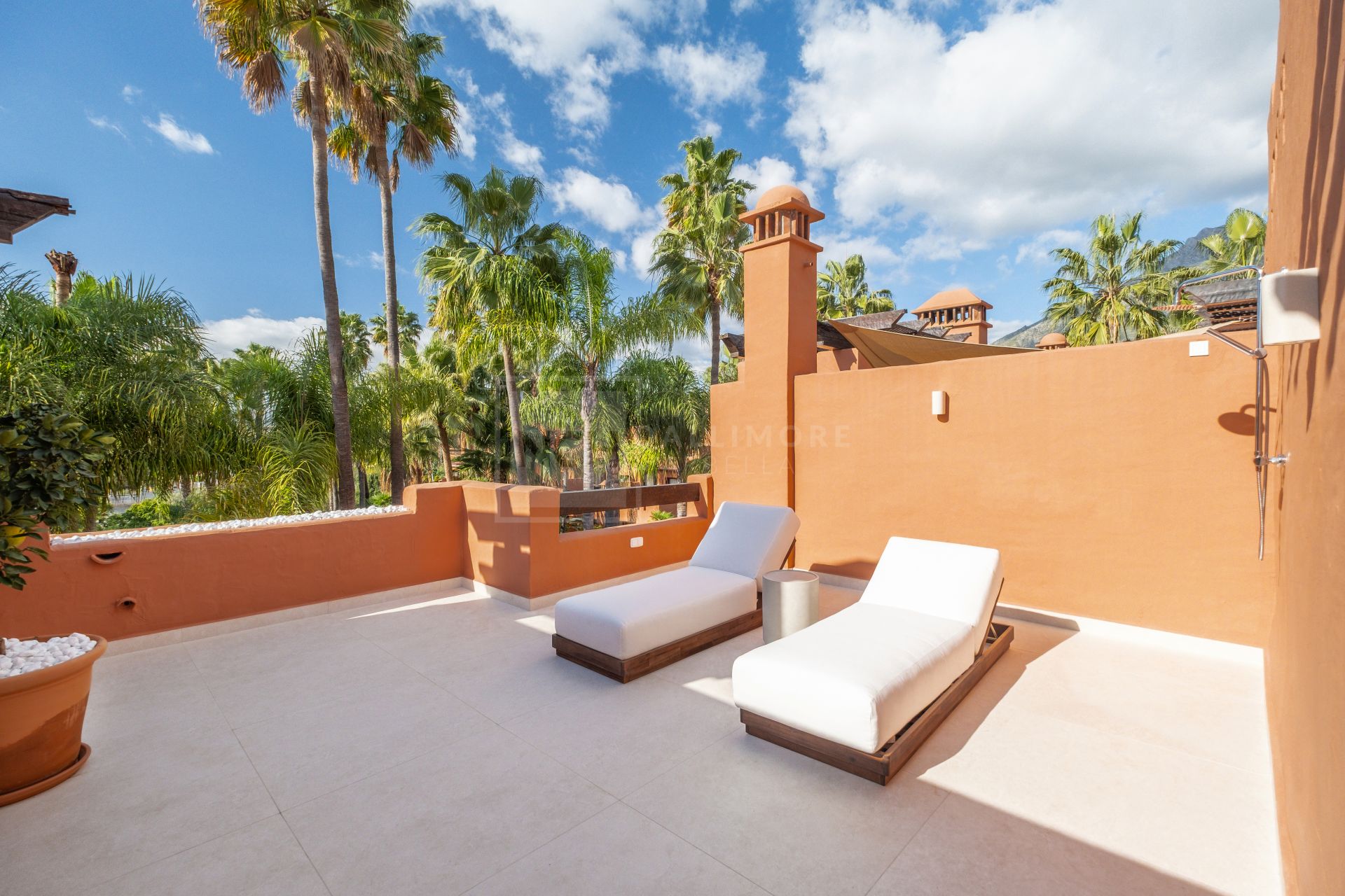 Fully Renovated 4-Bed Townhouse With Private Garden, Garage And Solarium