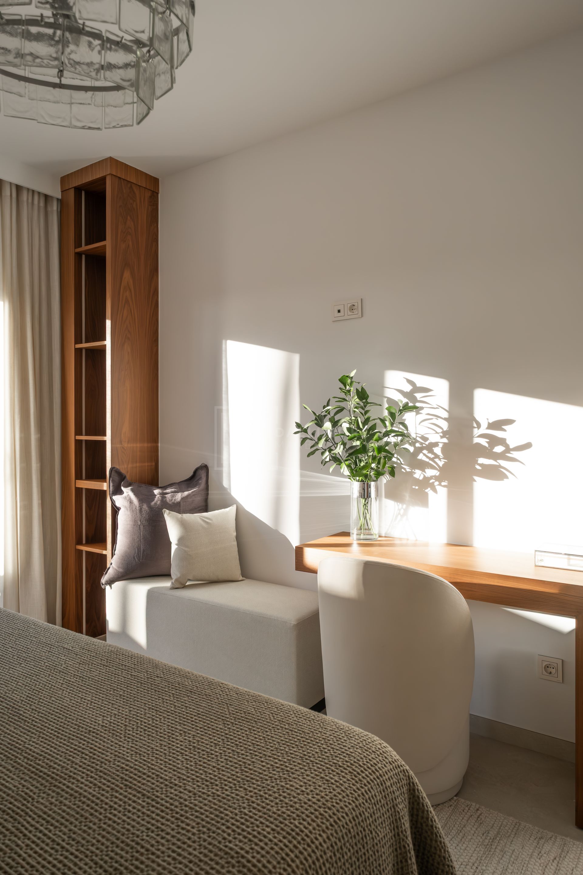 Fully Renovated 4-Bed Townhouse With Private Garden, Garage And Solarium