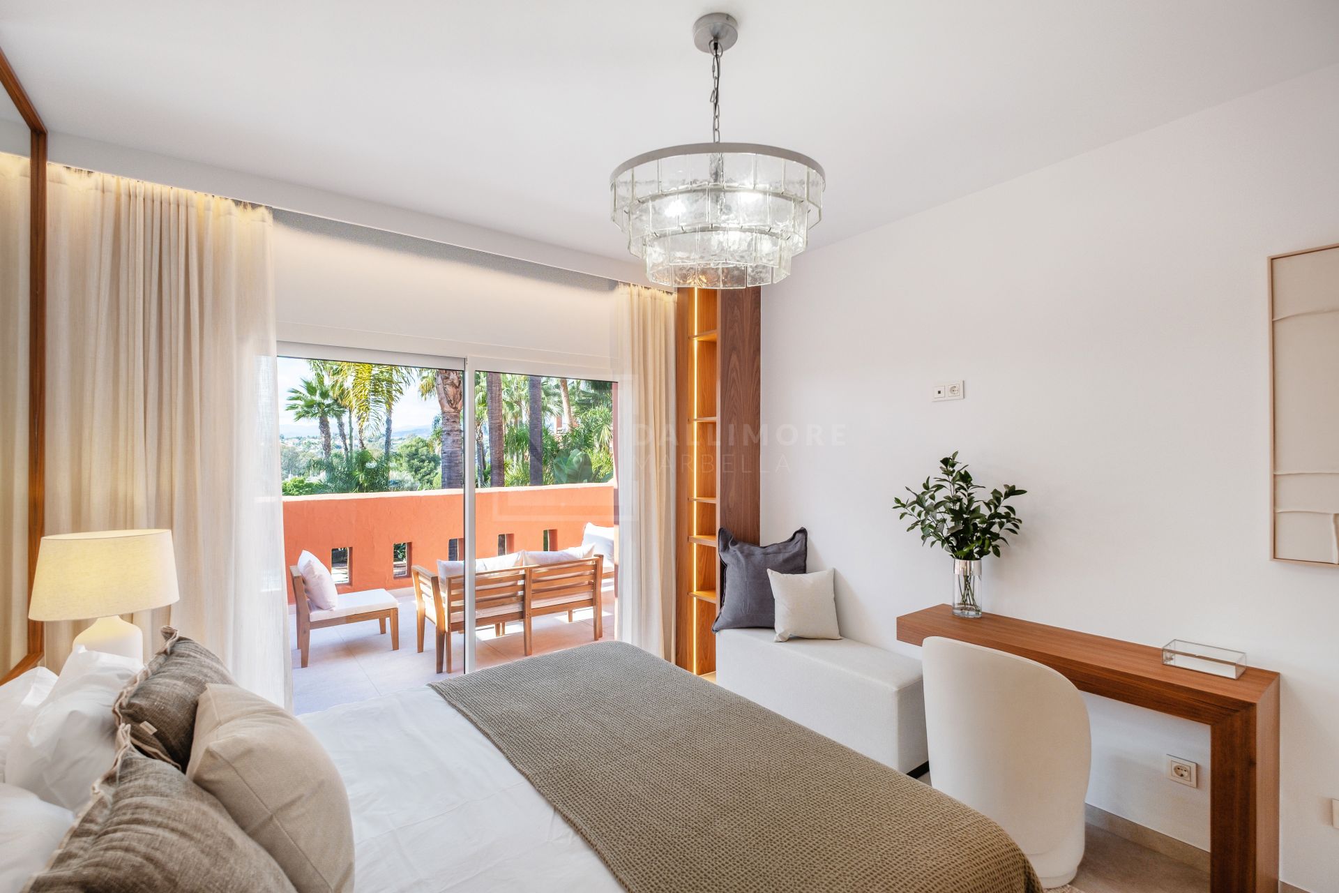 Fully Renovated 4-Bed Townhouse With Private Garden, Garage And Solarium