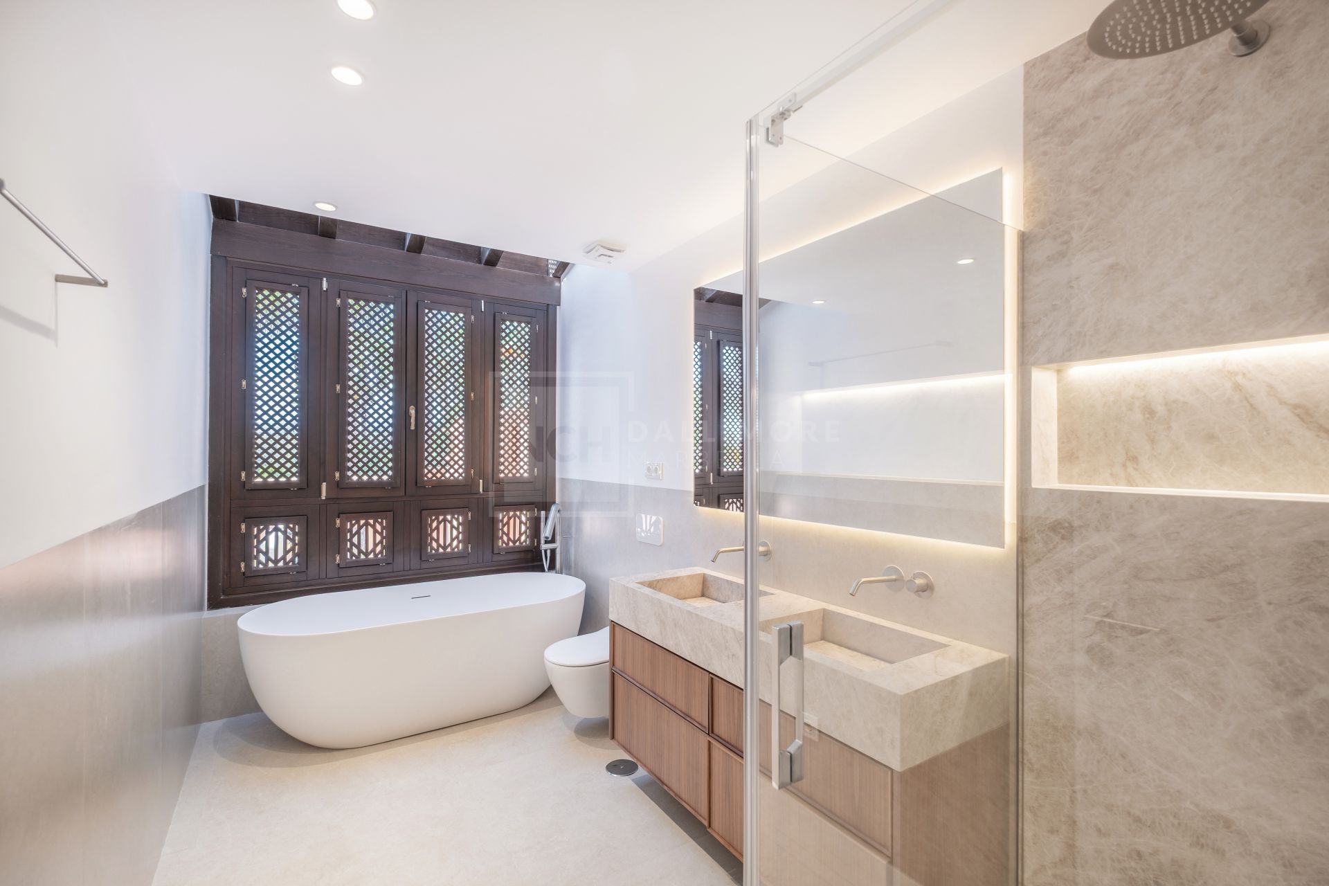 Fully Renovated 4-Bed Townhouse With Private Garden, Garage And Solarium