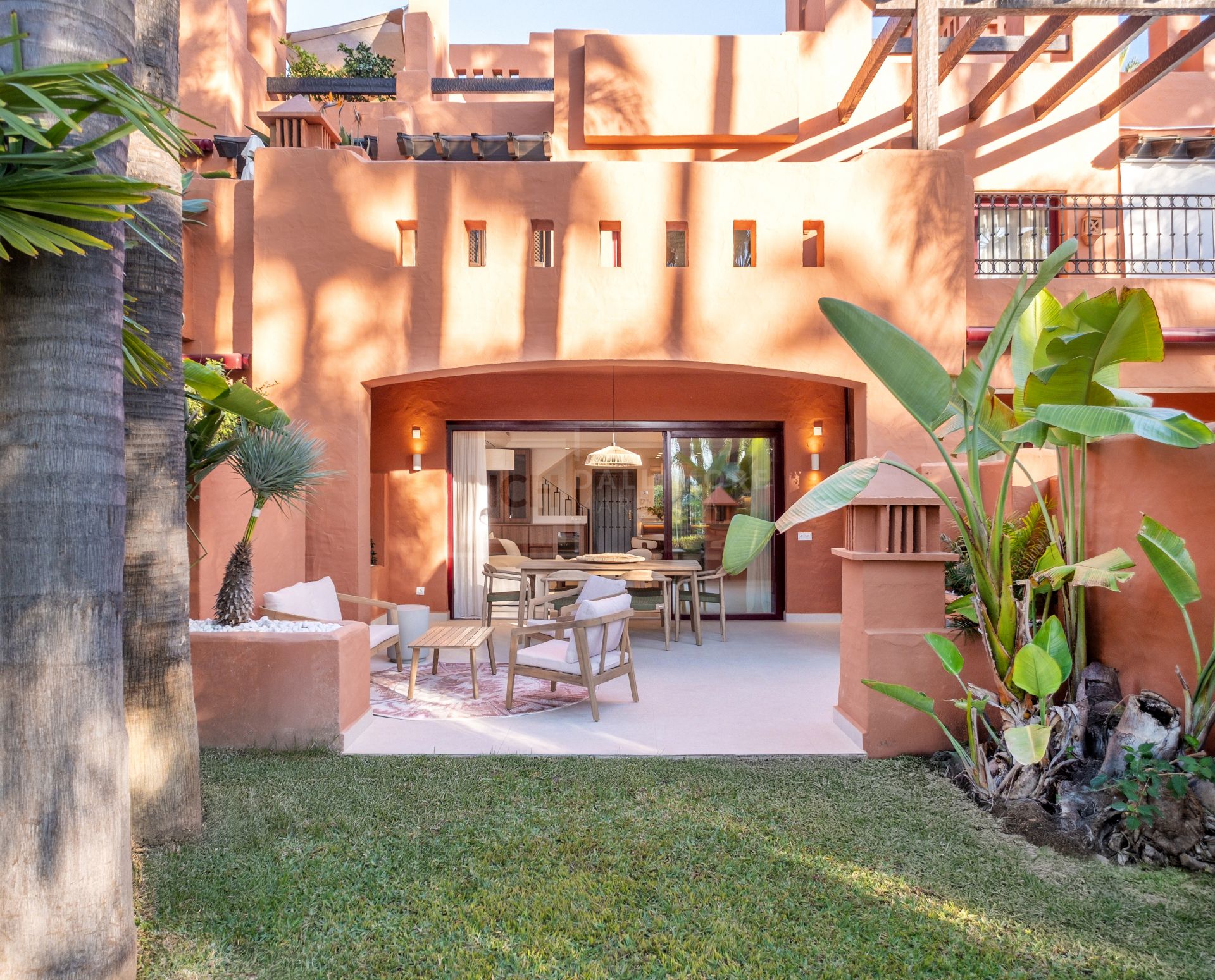 Fully Renovated 4-Bed Townhouse With Private Garden, Garage And Solarium