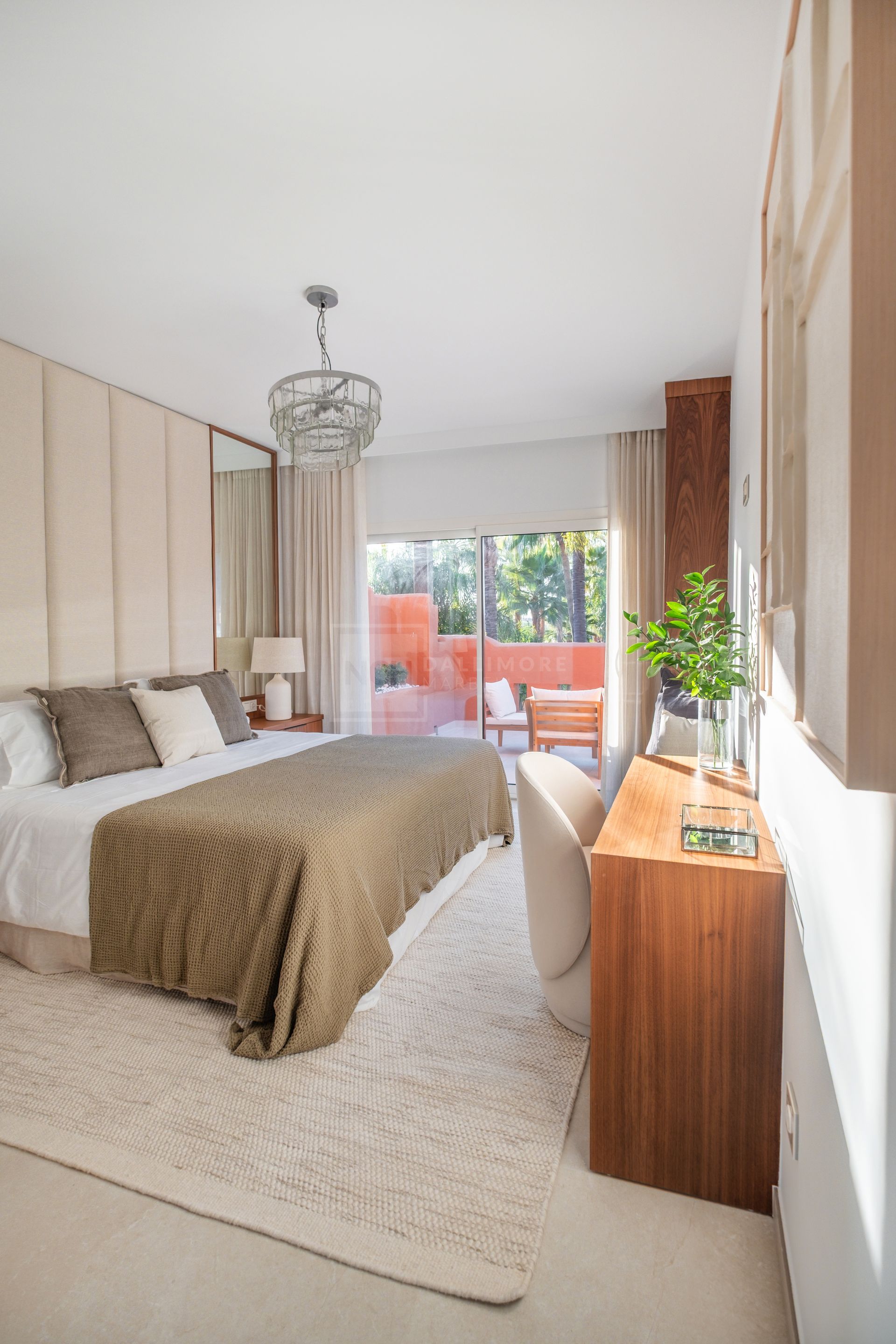 Fully Renovated 4-Bed Townhouse With Private Garden, Garage And Solarium