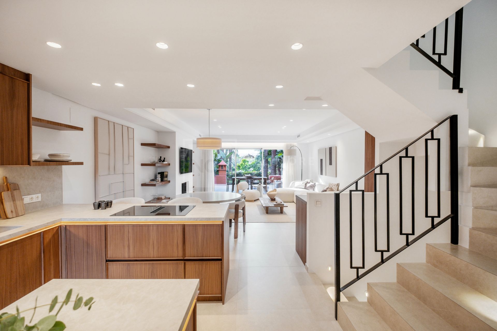 Fully Renovated 4-Bed Townhouse With Private Garden, Garage And Solarium