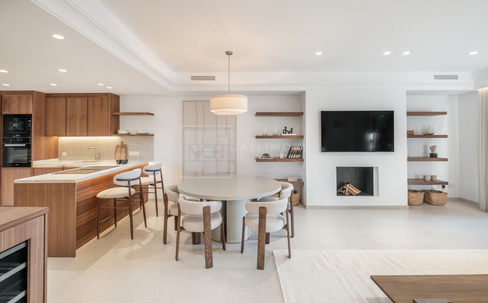 Fully Renovated 4-Bed Townhouse With Private Garden, Garage And Solarium