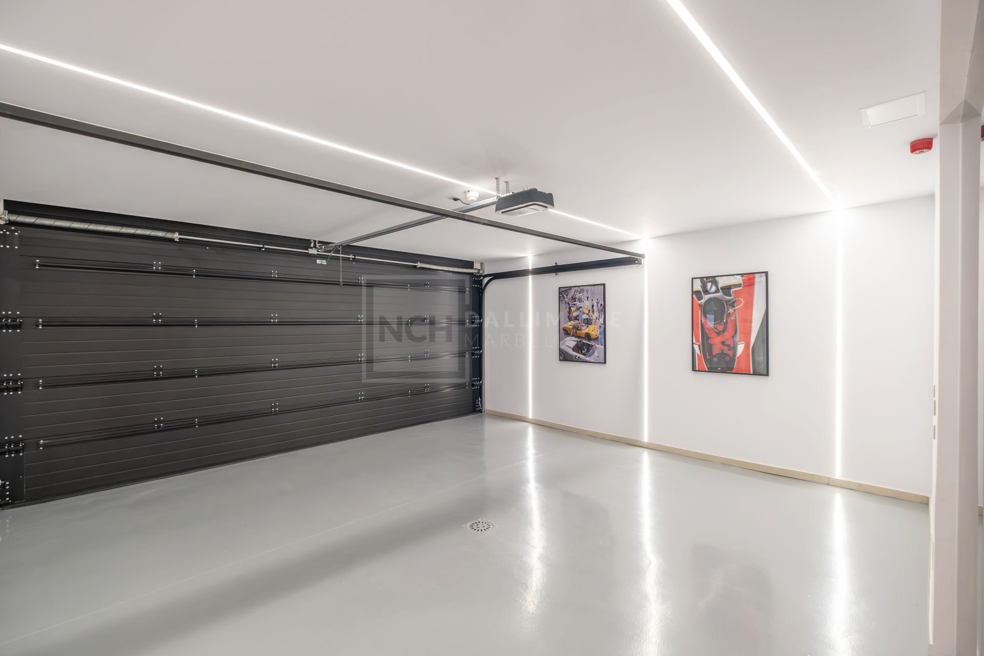 Fully Renovated 4-Bed Townhouse With Private Garden, Garage And Solarium