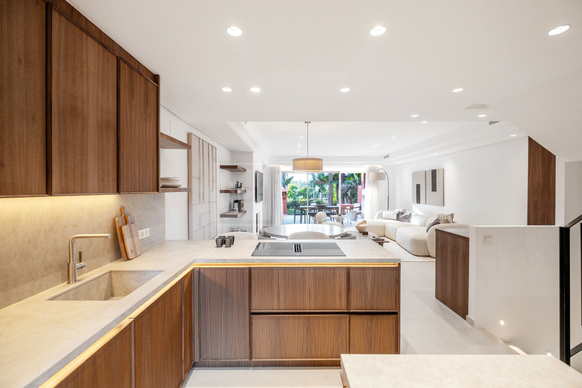 Fully Renovated 4-Bed Townhouse With Private Garden, Garage And Solarium