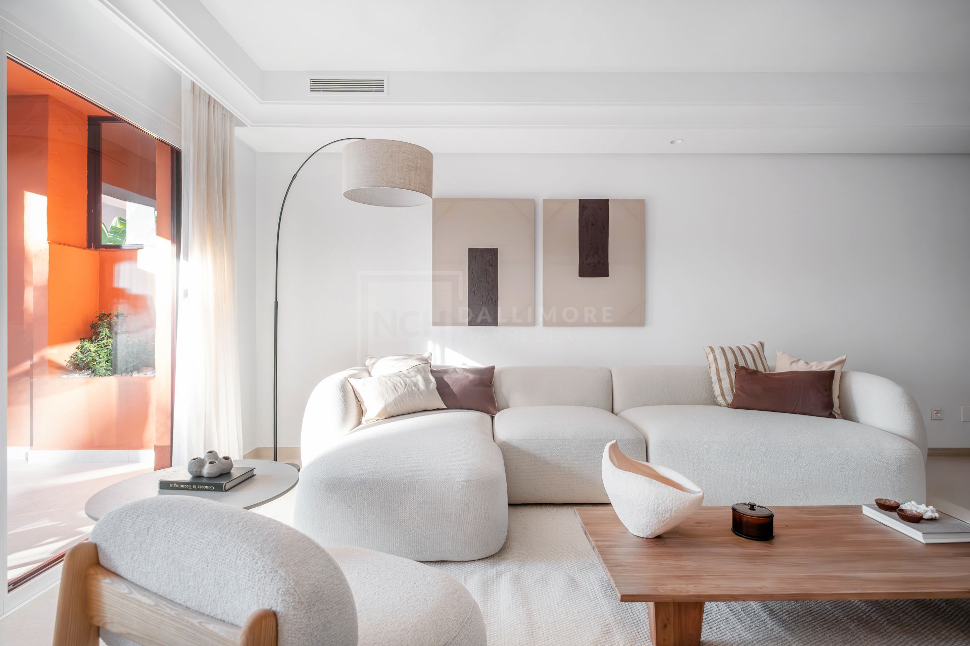 Fully Renovated 4-Bed Townhouse With Private Garden, Garage And Solarium