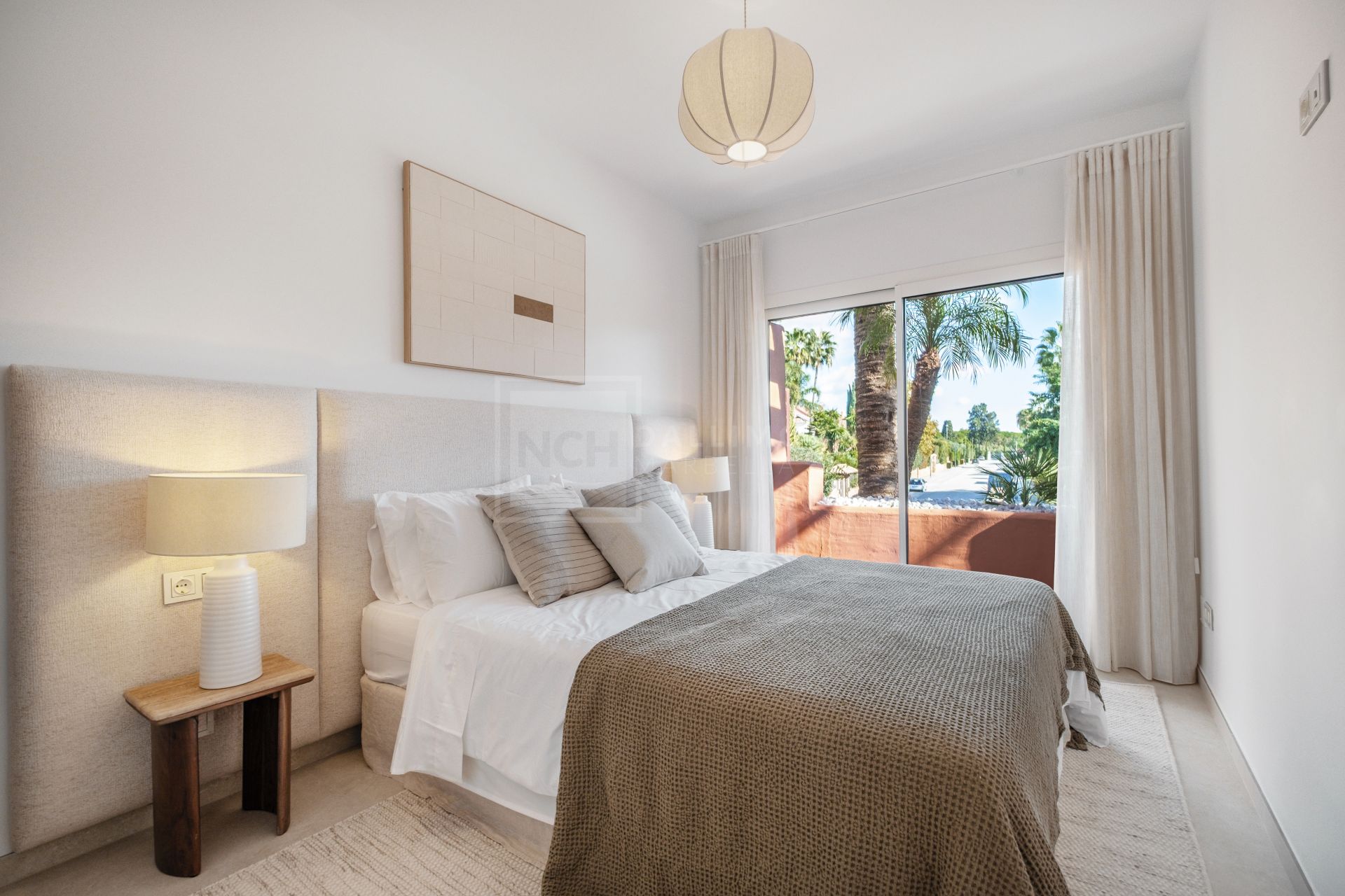 Fully Renovated 4-Bed Townhouse With Private Garden, Garage And Solarium