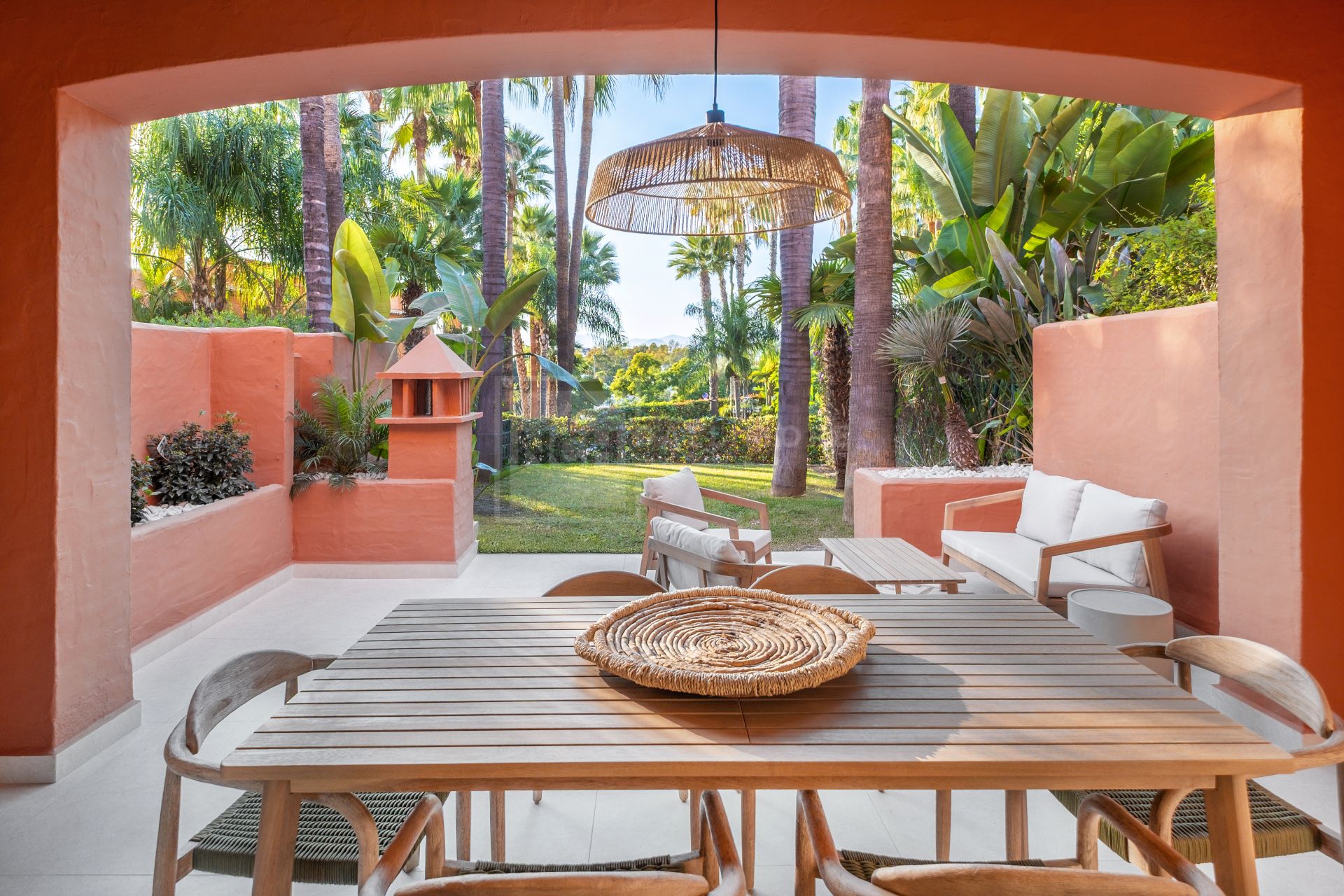 Fully Renovated 4-Bed Townhouse With Private Garden, Garage And Solarium