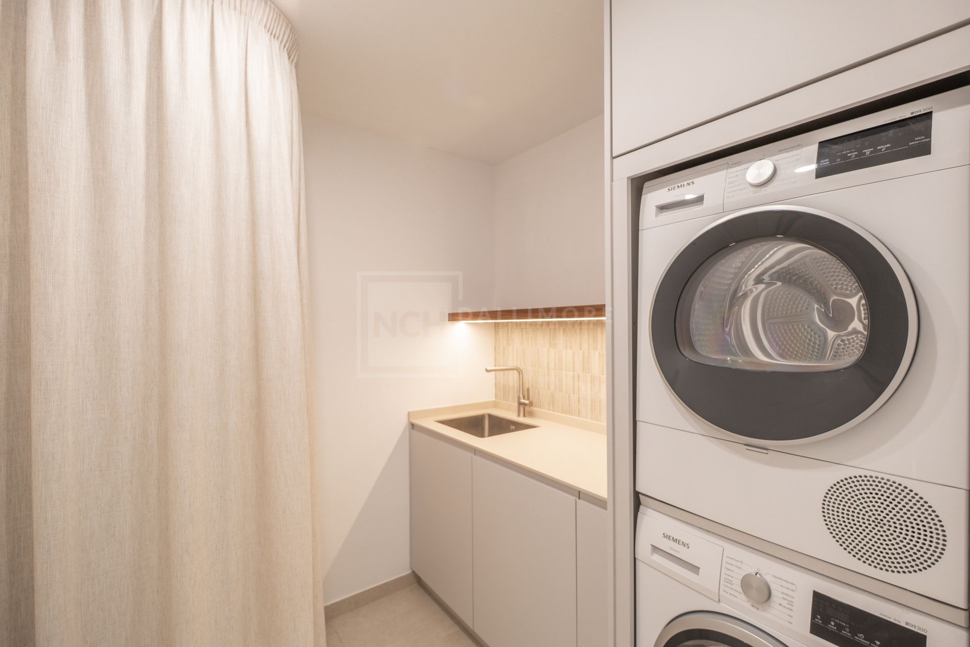 Fully Renovated 4-Bed Townhouse With Private Garden, Garage And Solarium