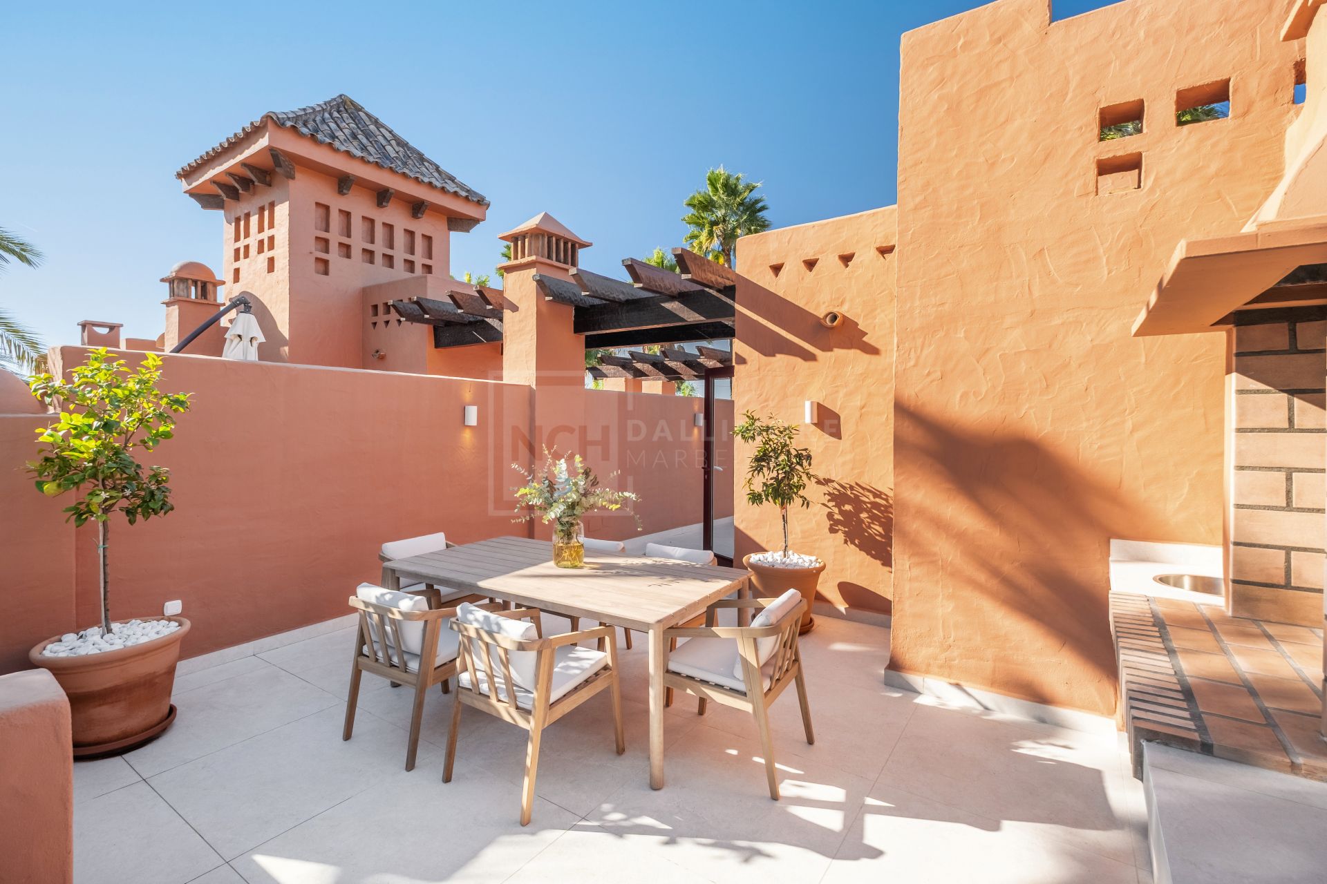 Fully Renovated 4-Bed Townhouse With Private Garden, Garage And Solarium
