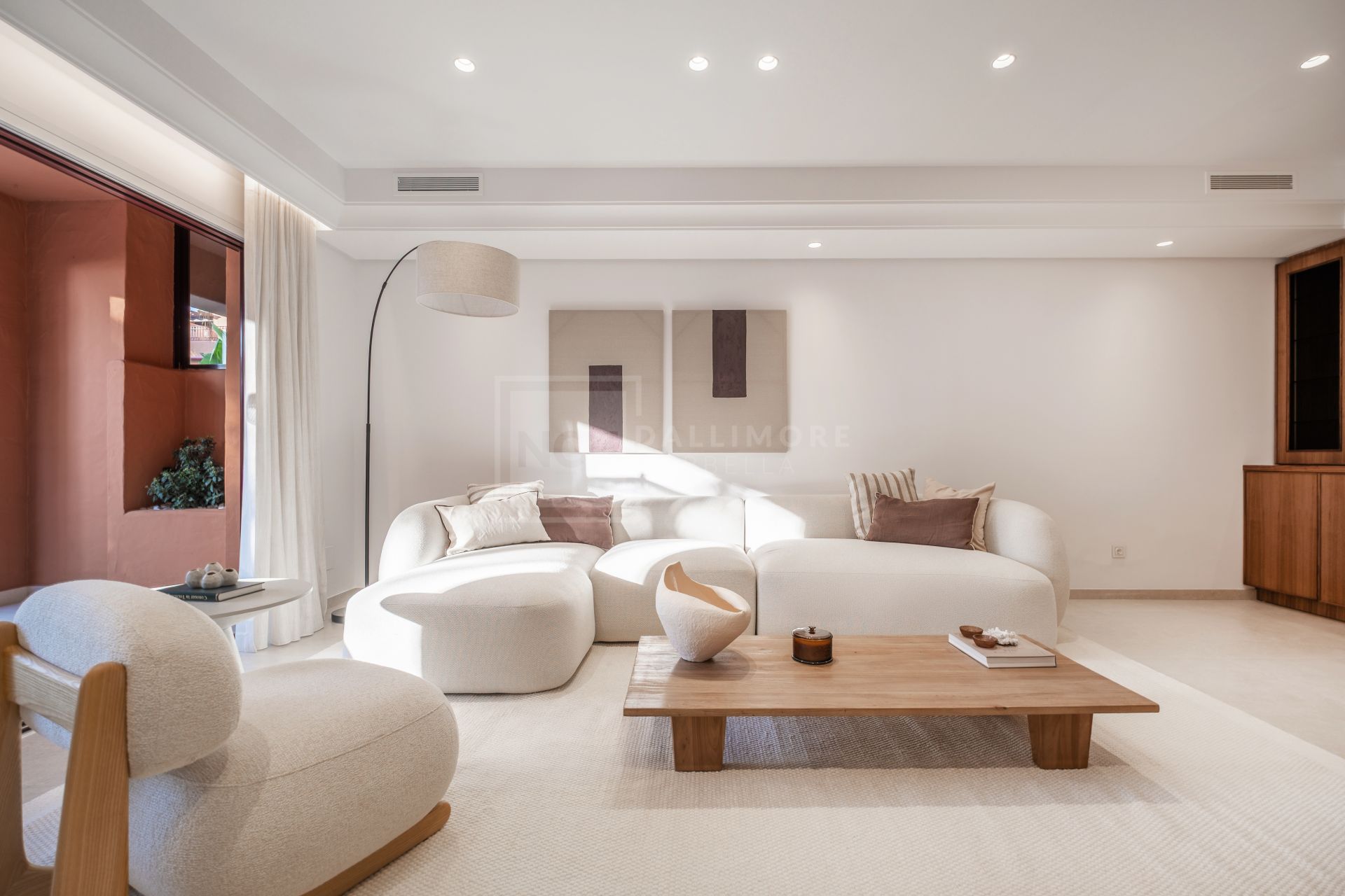 Fully Renovated 4-Bed Townhouse With Private Garden, Garage And Solarium
