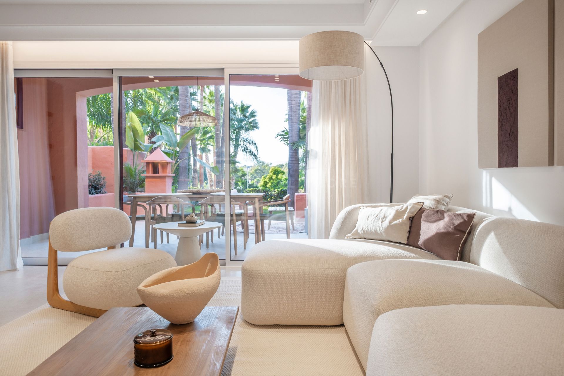 Fully Renovated 4-Bed Townhouse With Private Garden, Garage And Solarium