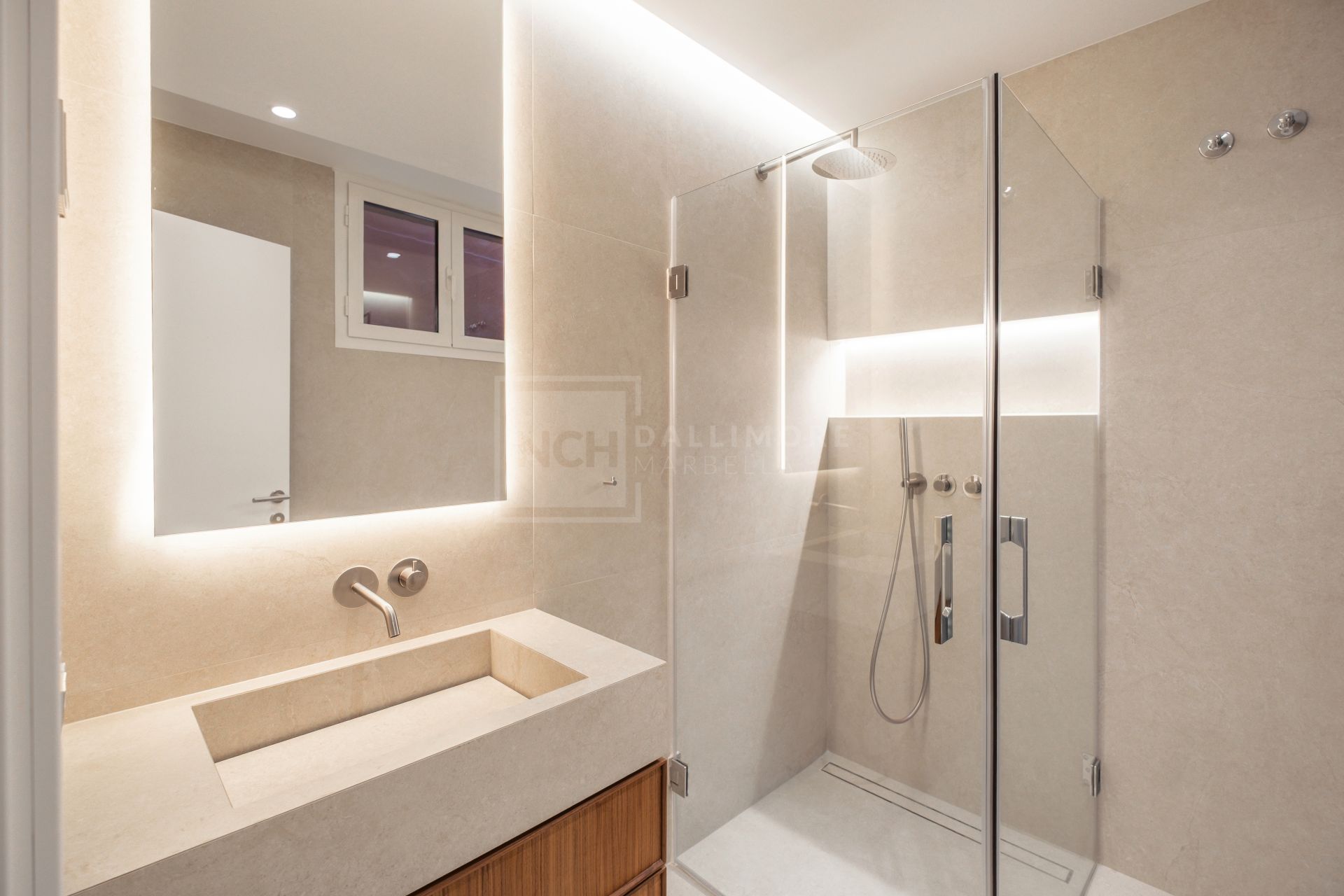 Fully Renovated 4-Bed Townhouse With Private Garden, Garage And Solarium