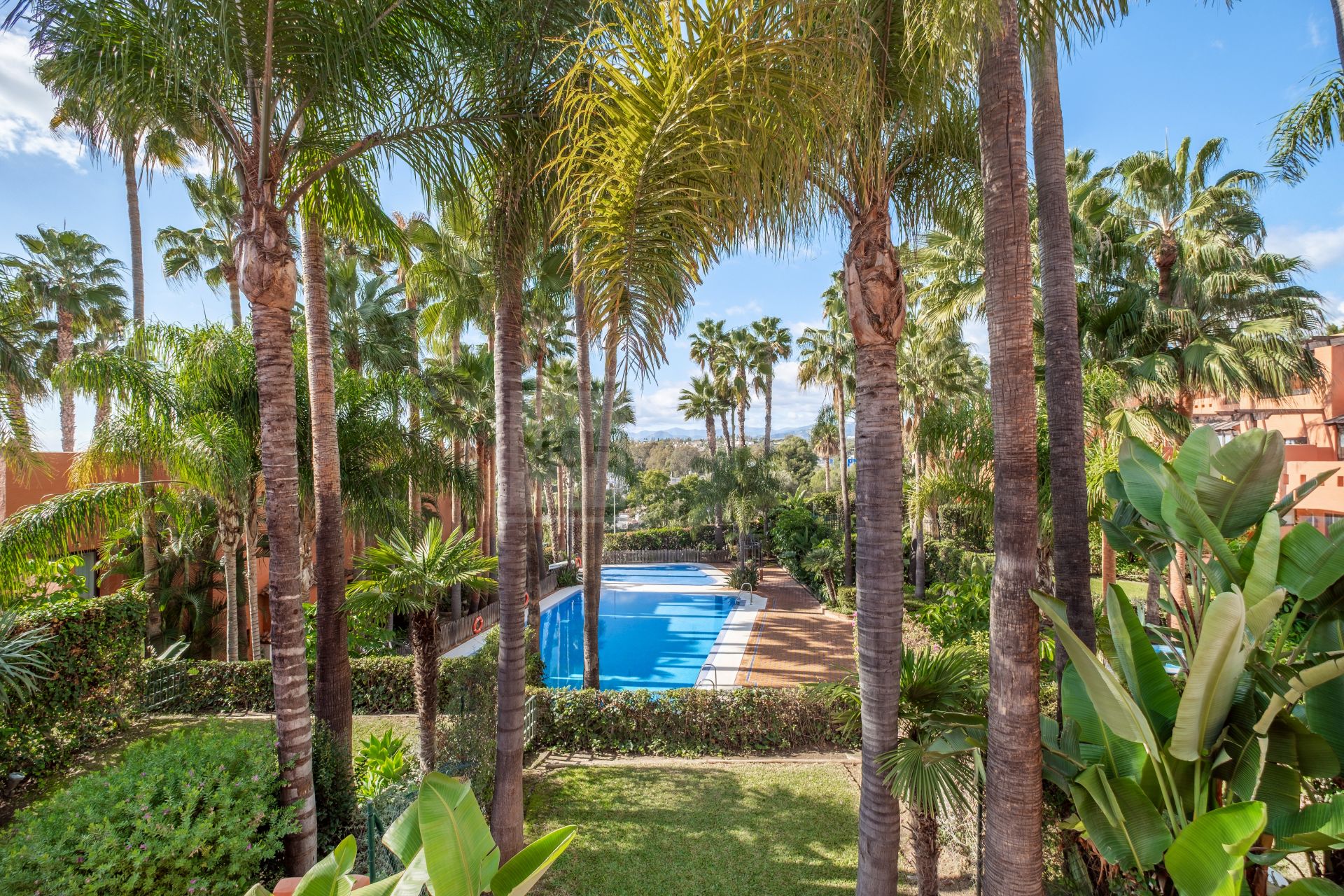 Fully Renovated 4-Bed Townhouse With Private Garden, Garage And Solarium
