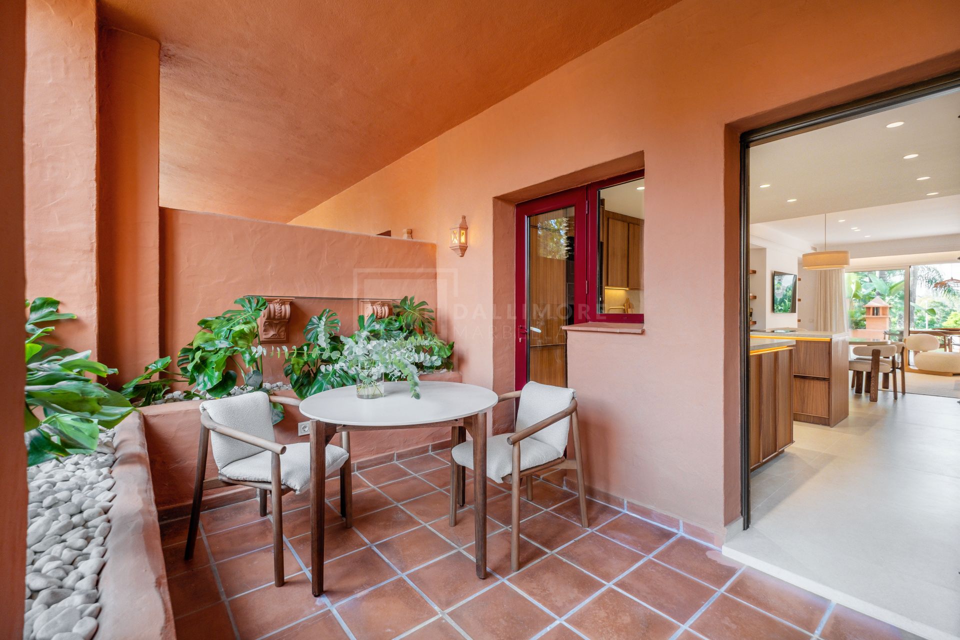 Fully Renovated 4-Bed Townhouse With Private Garden, Garage And Solarium