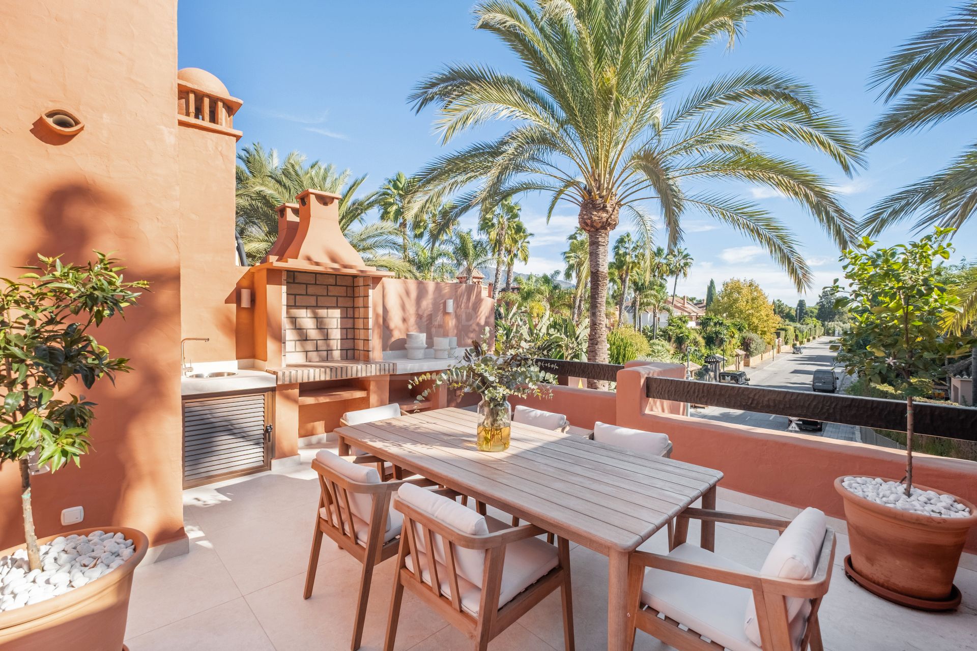 Fully Renovated 4-Bed Townhouse With Private Garden, Garage And Solarium