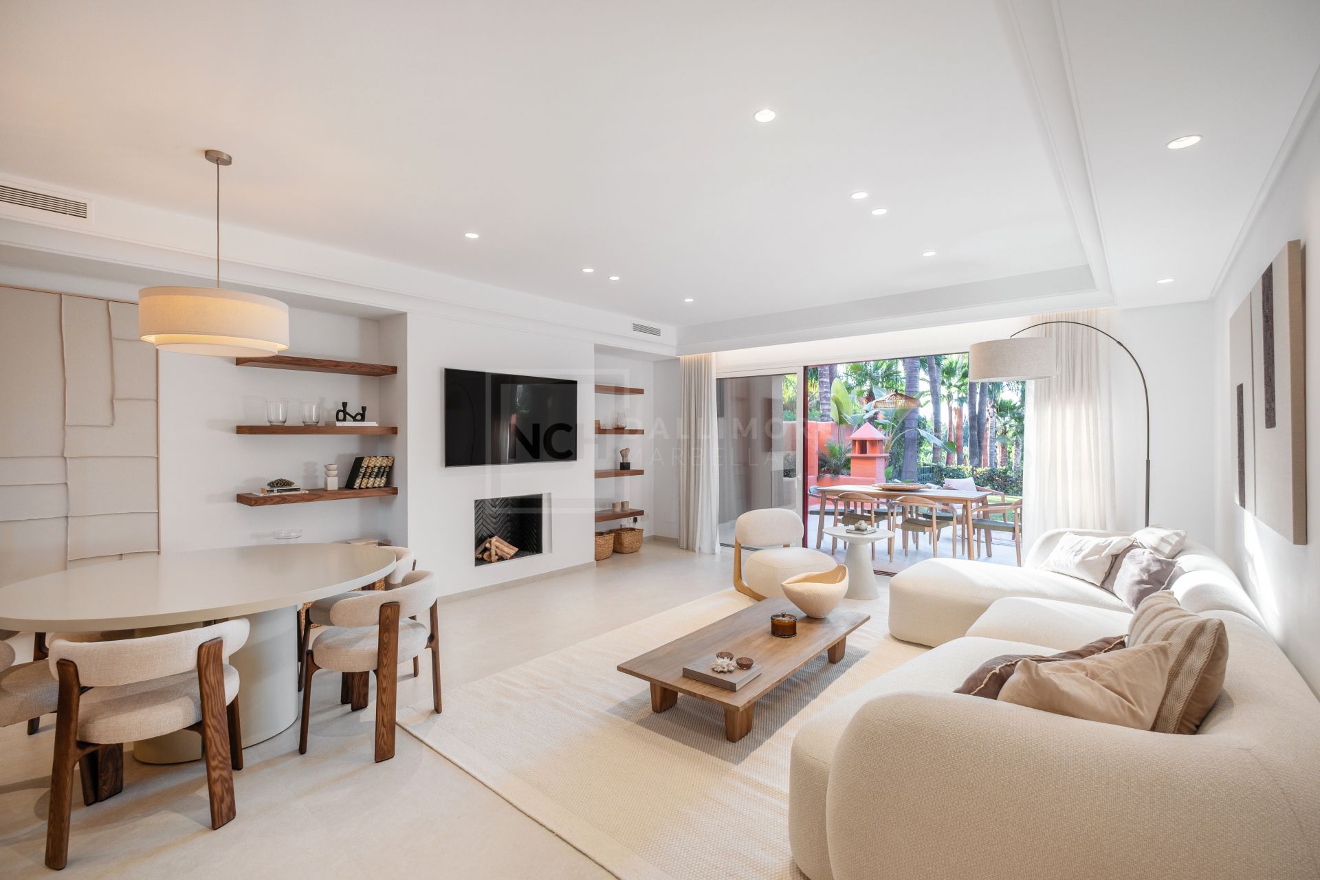 Fully Renovated 4-Bed Townhouse With Private Garden, Garage And Solarium