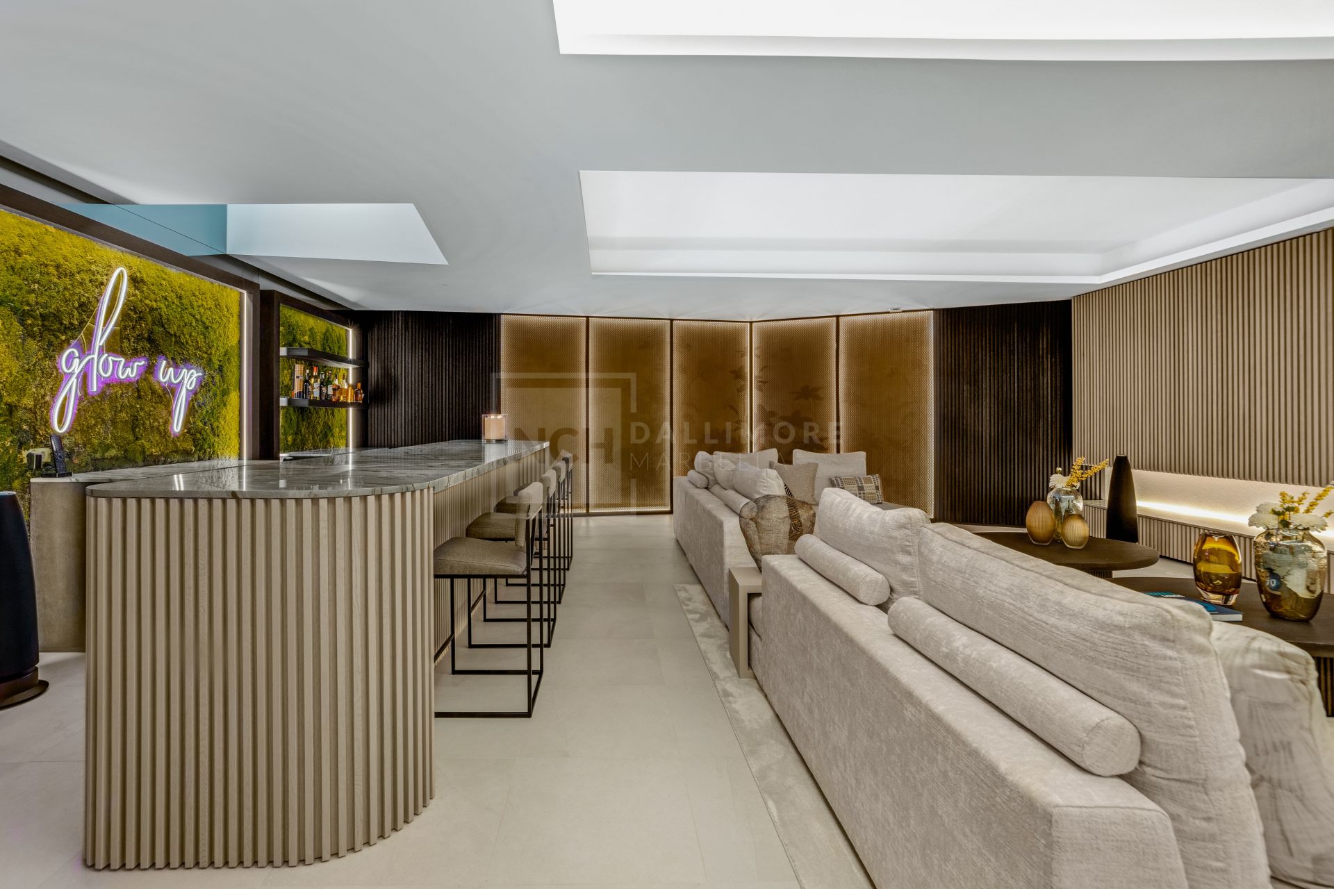 Luxury 4-Bedroom Semi-Detached Villa with Rooftop Pool, Nueva Andalucía