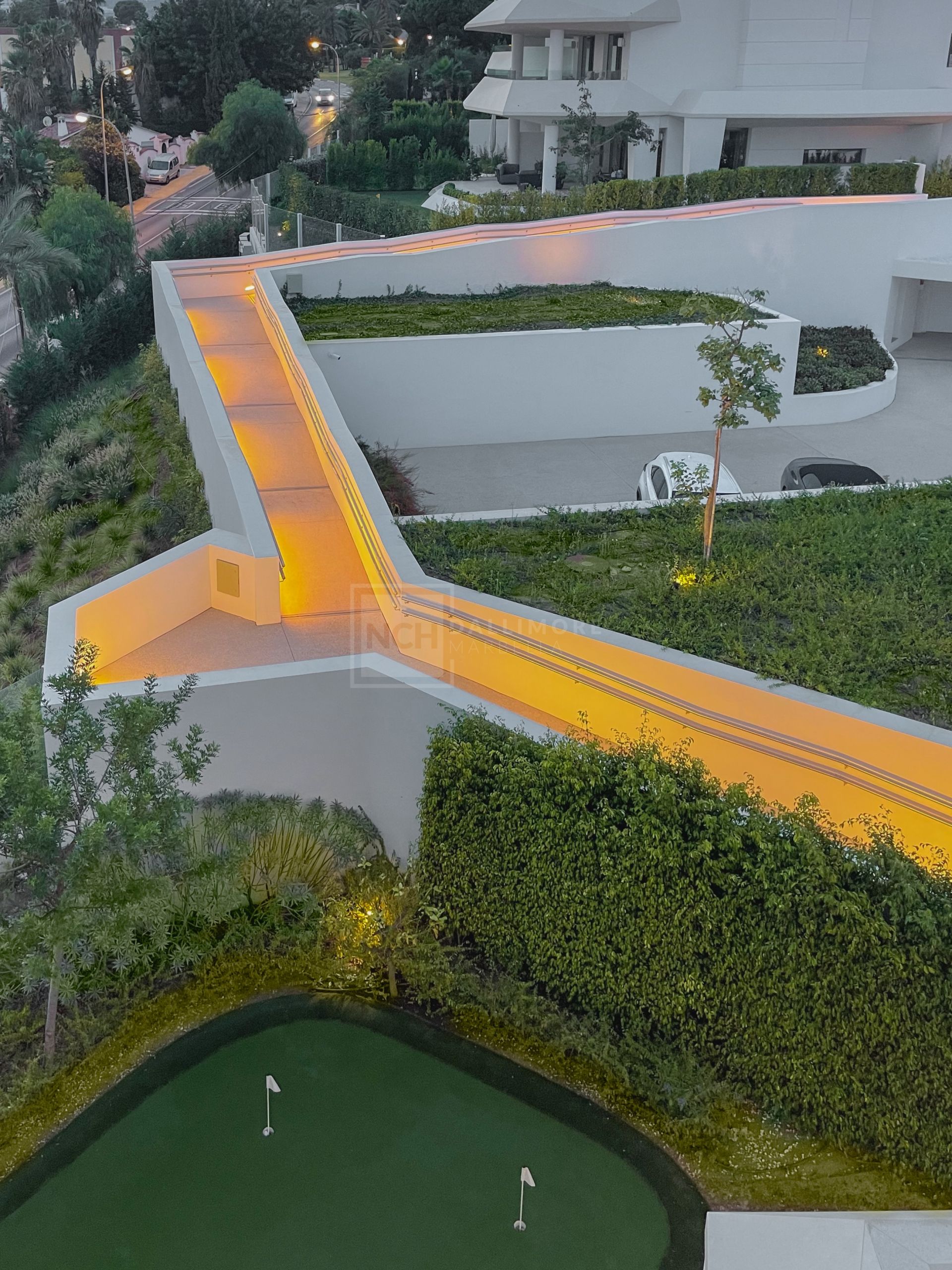 Luxury 4-Bedroom Semi-Detached Villa with Rooftop Pool, Nueva Andalucía