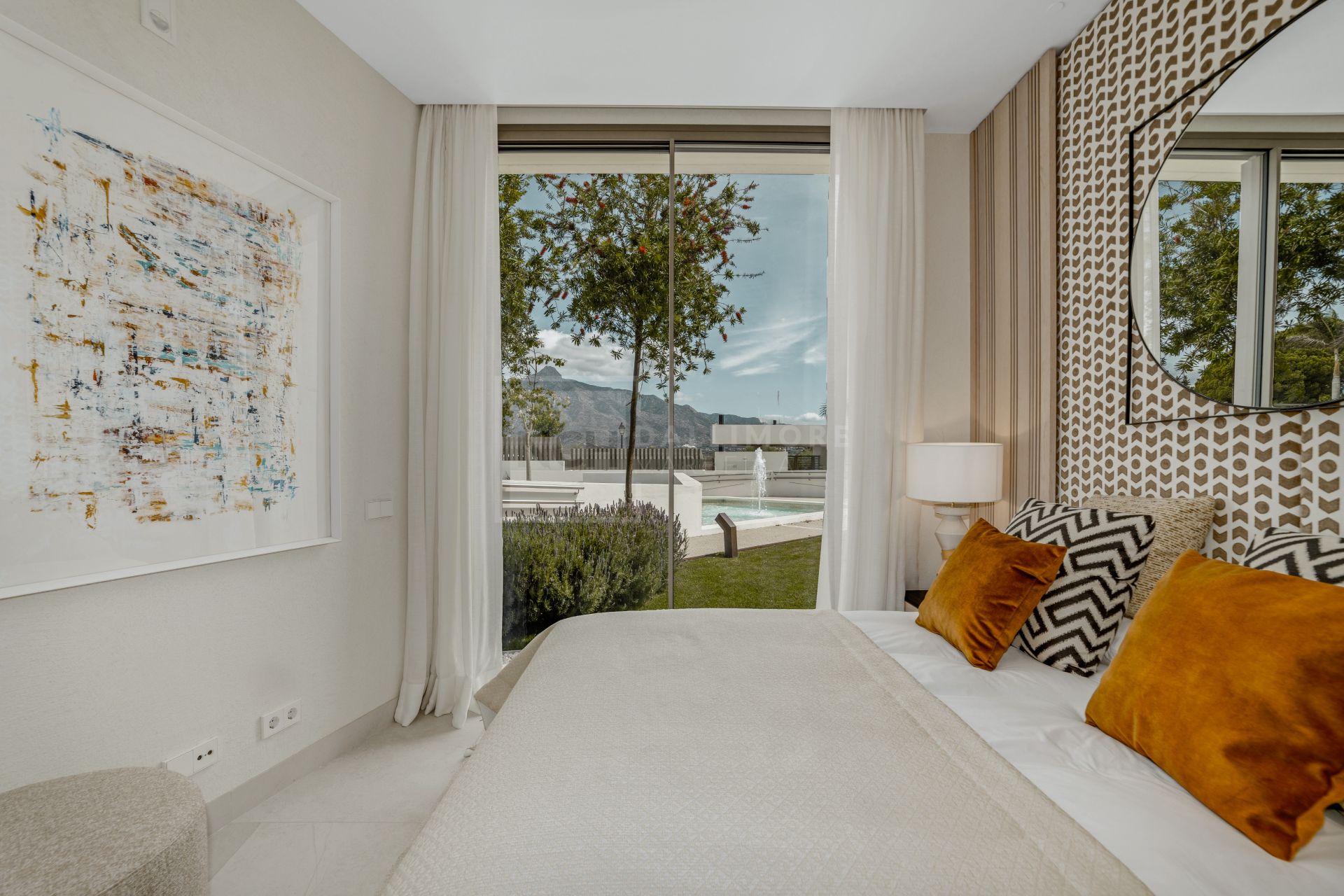 Luxury 4-Bedroom Semi-Detached Villa with Rooftop Pool, Nueva Andalucía