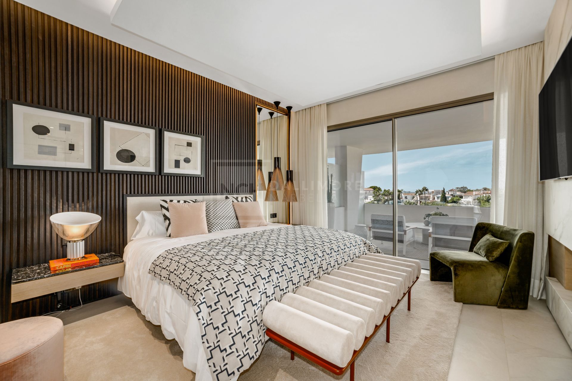 Luxury 4-Bedroom Semi-Detached Villa with Rooftop Pool, Nueva Andalucía