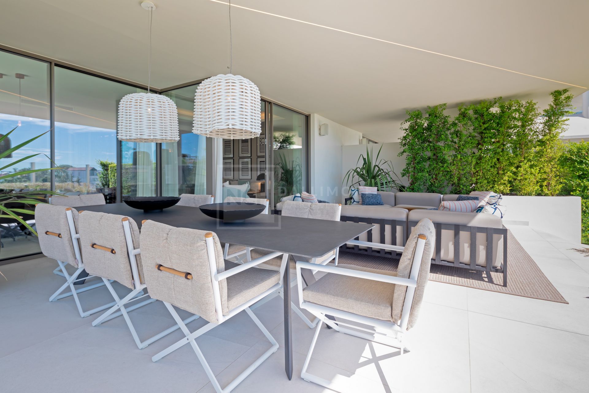 Luxury 4-Bedroom Semi-Detached Villa with Rooftop Pool, Nueva Andalucía