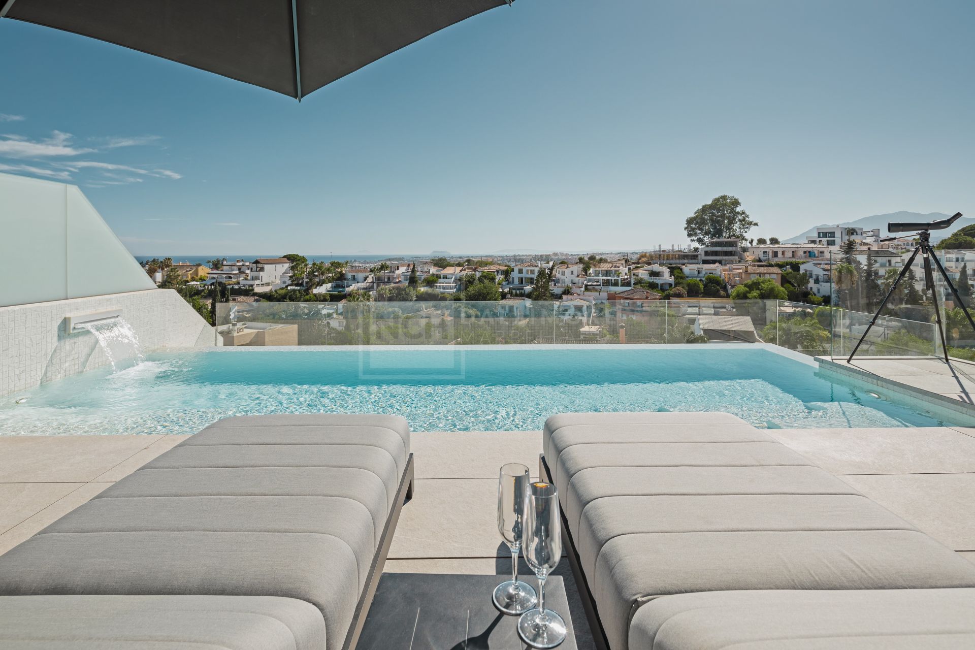 Luxury 4-Bedroom Semi-Detached Villa with Rooftop Pool, Nueva Andalucía