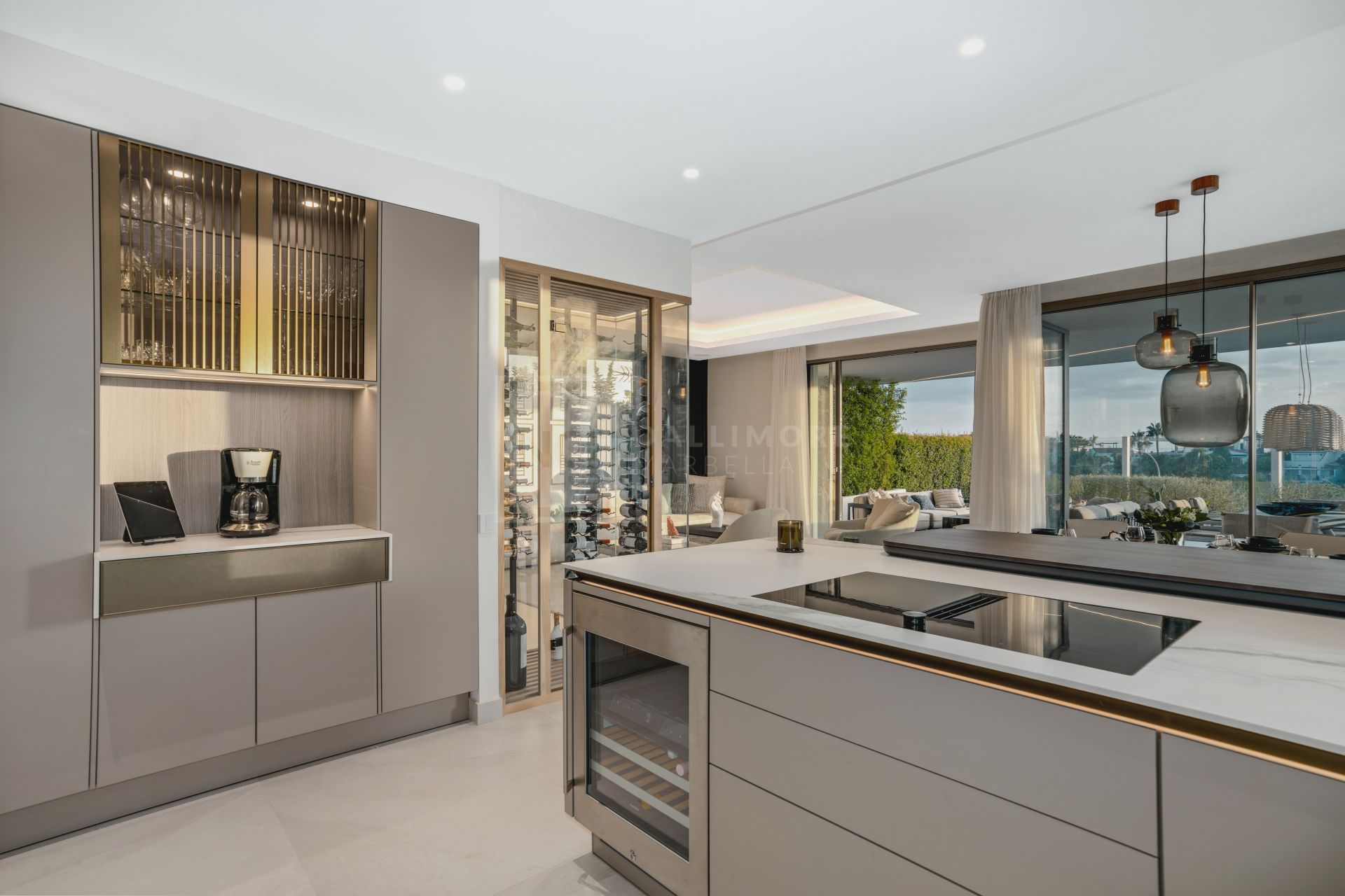 Luxury 4-Bedroom Semi-Detached Villa with Rooftop Pool, Nueva Andalucía