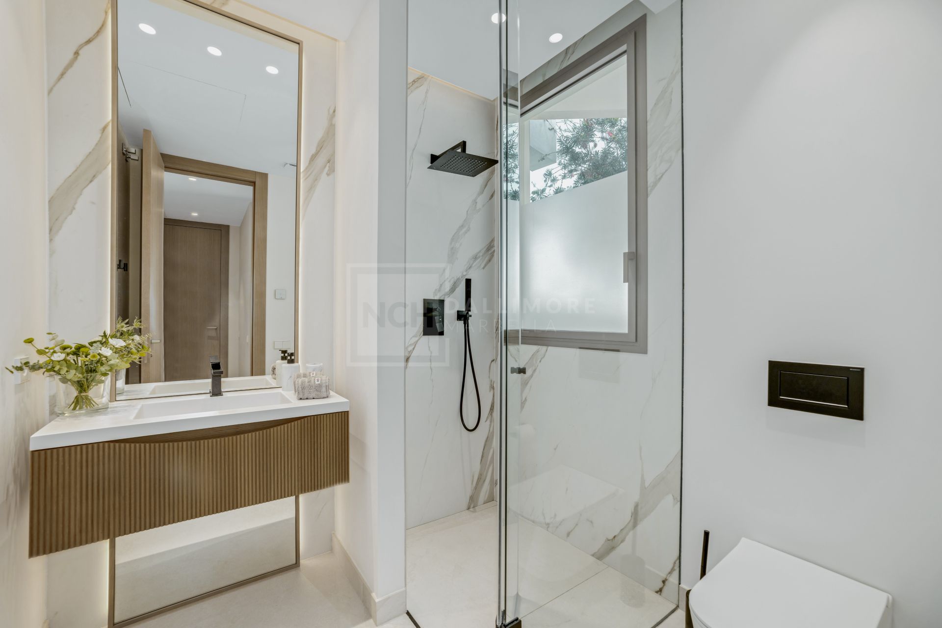 Luxury 4-Bedroom Semi-Detached Villa with Rooftop Pool, Nueva Andalucía