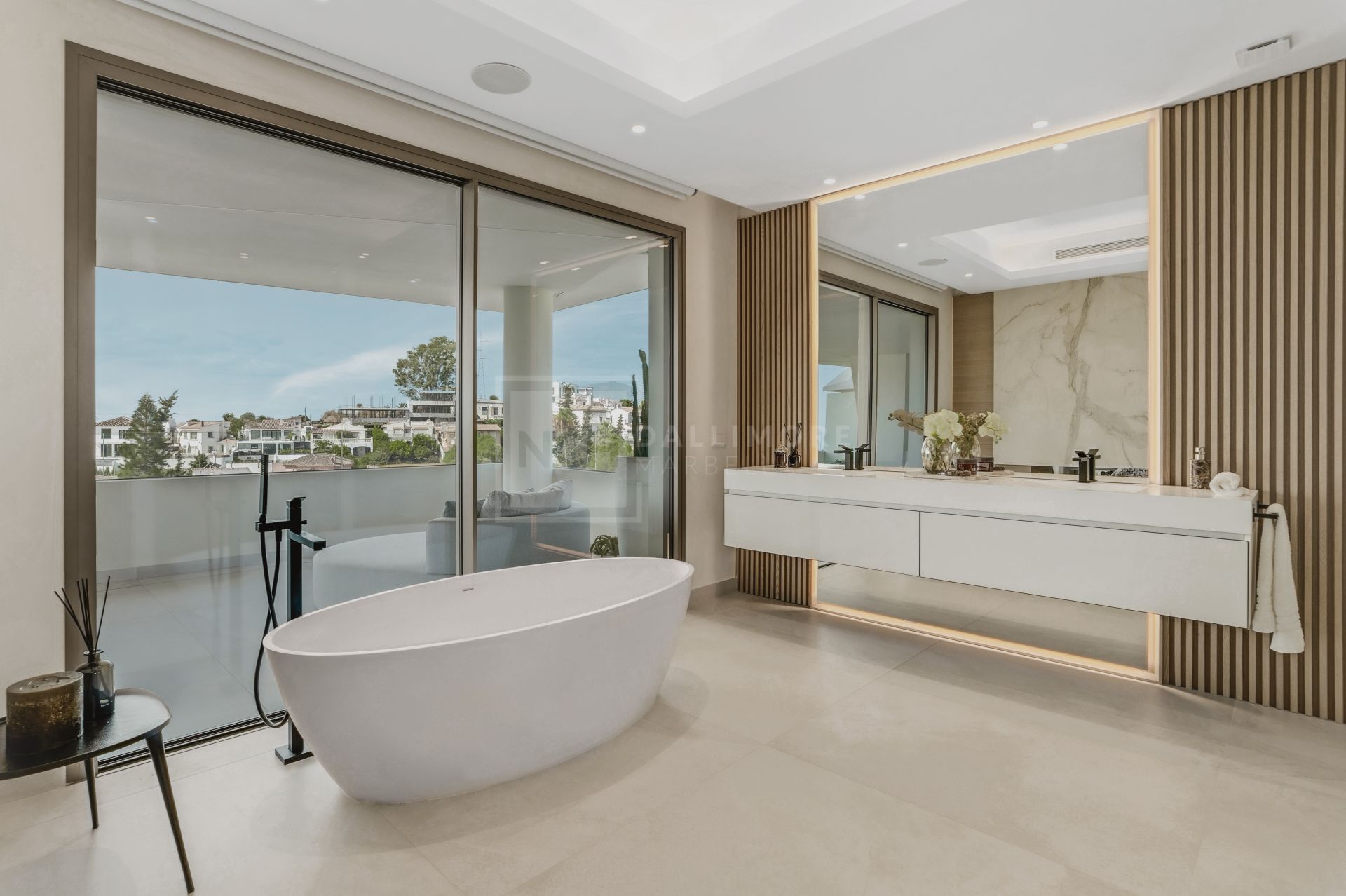 Luxury 4-Bedroom Semi-Detached Villa with Rooftop Pool, Nueva Andalucía