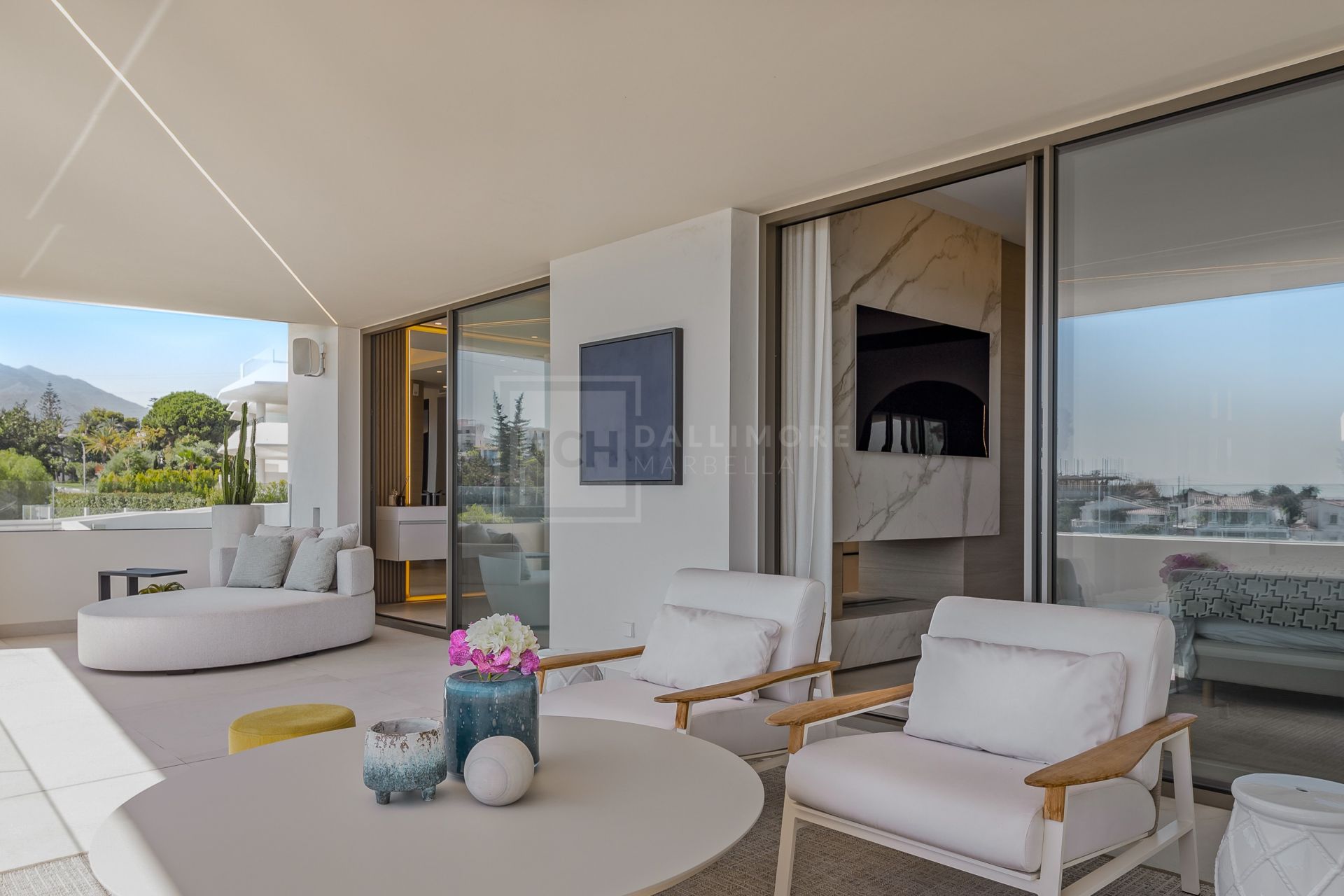 Luxury 4-Bedroom Semi-Detached Villa with Rooftop Pool, Nueva Andalucía