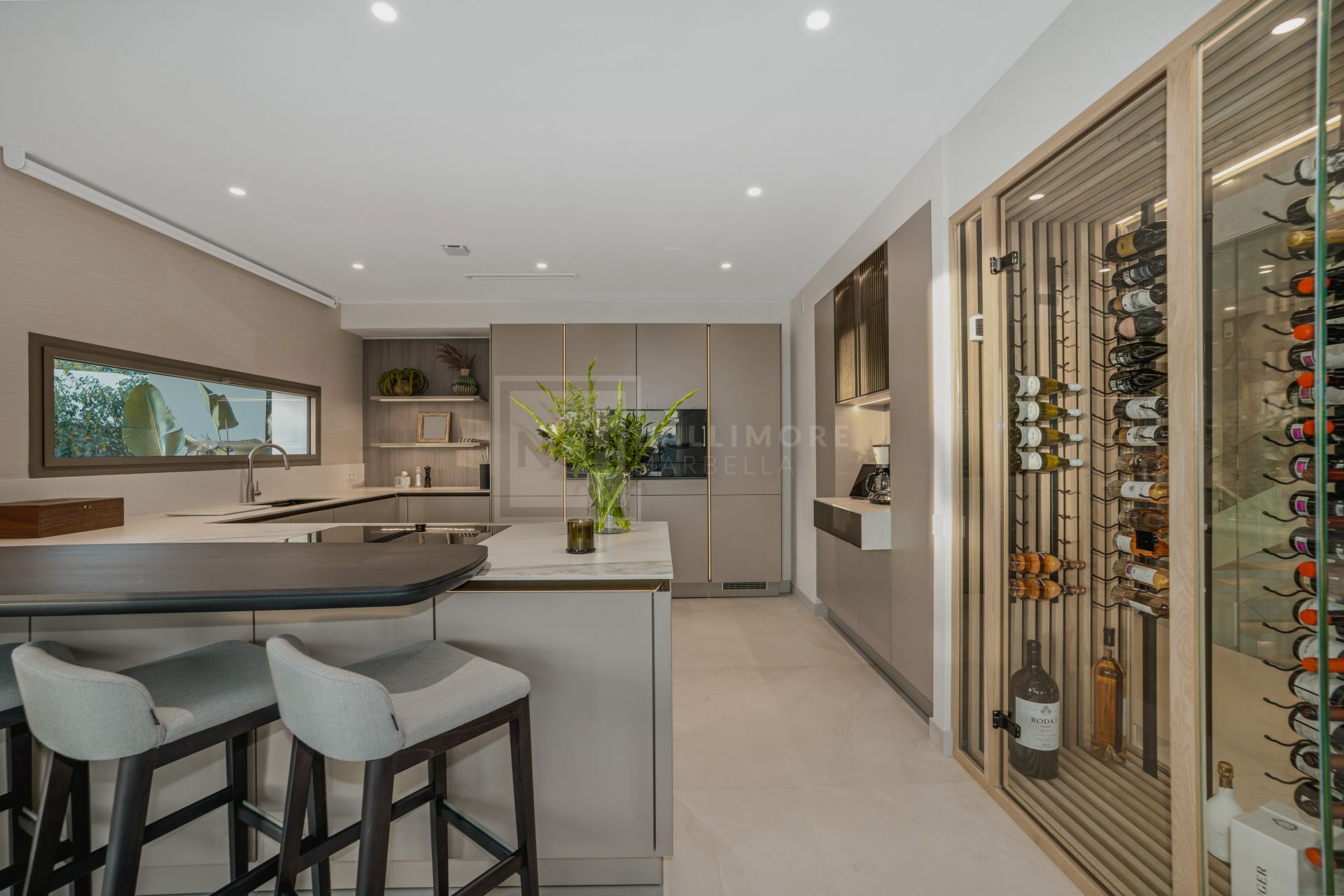Luxury 4-Bedroom Semi-Detached Villa with Rooftop Pool, Nueva Andalucía