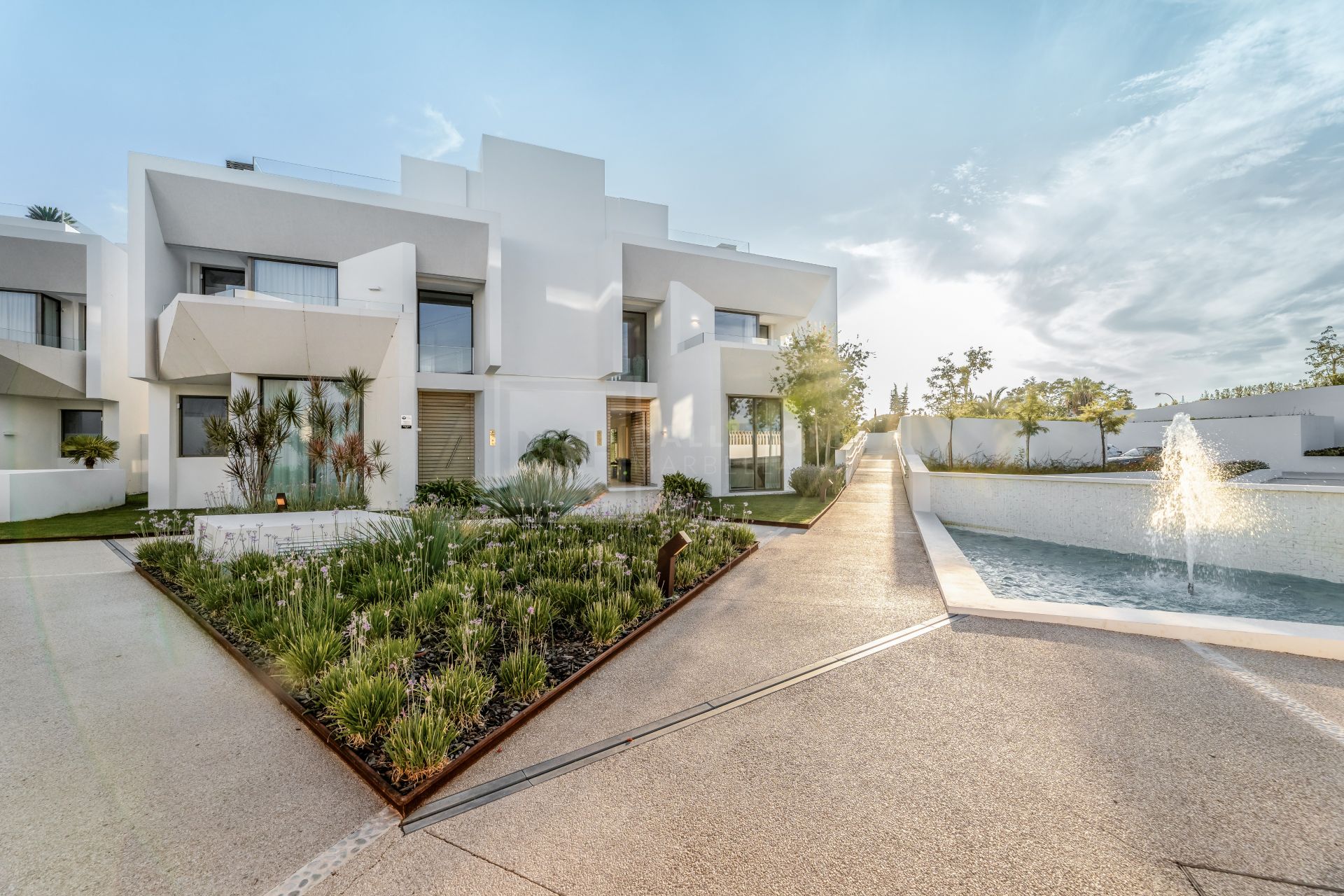 Luxury 4-Bedroom Semi-Detached Villa with Rooftop Pool, Nueva Andalucía