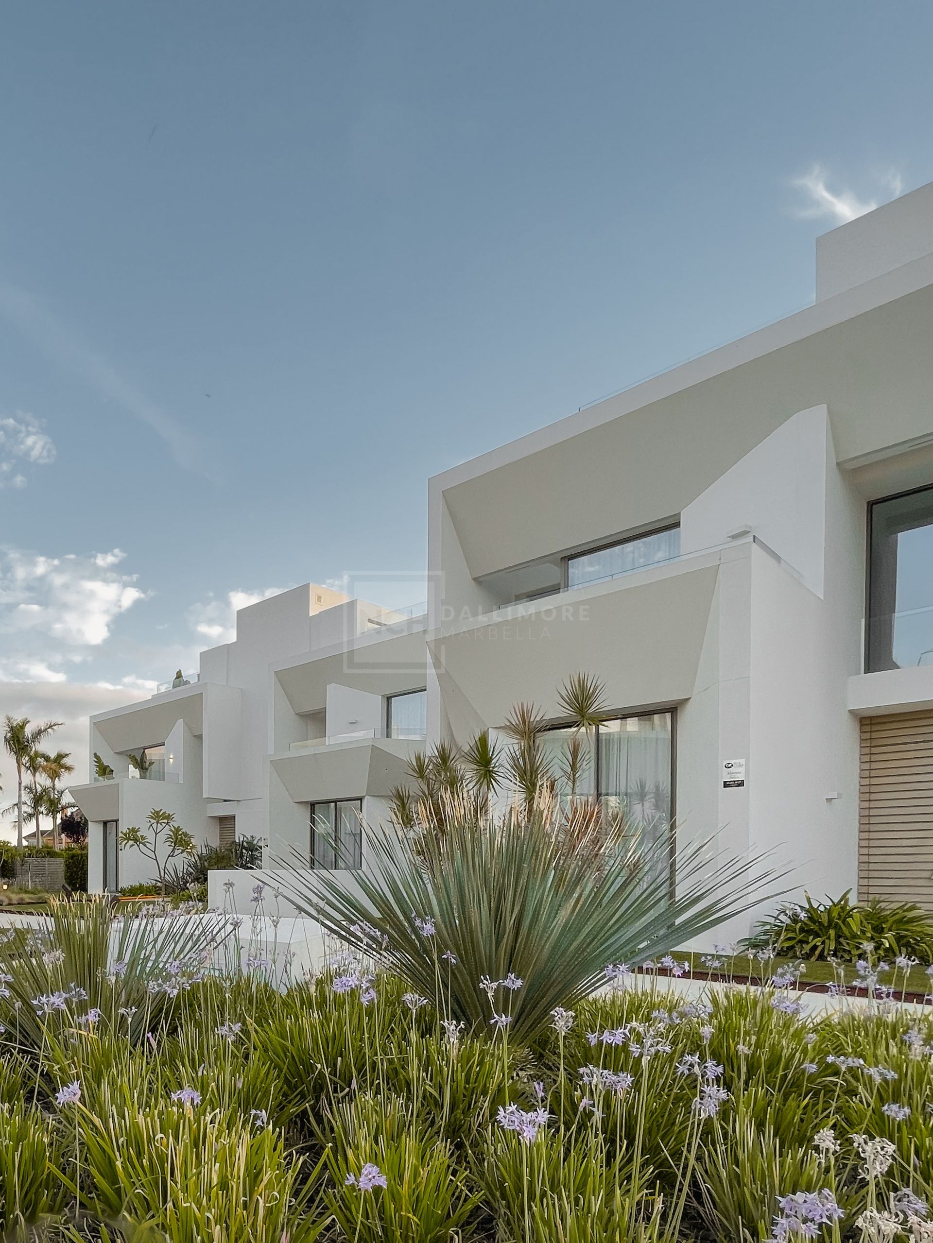 Luxury 4-Bedroom Semi-Detached Villa with Rooftop Pool, Nueva Andalucía