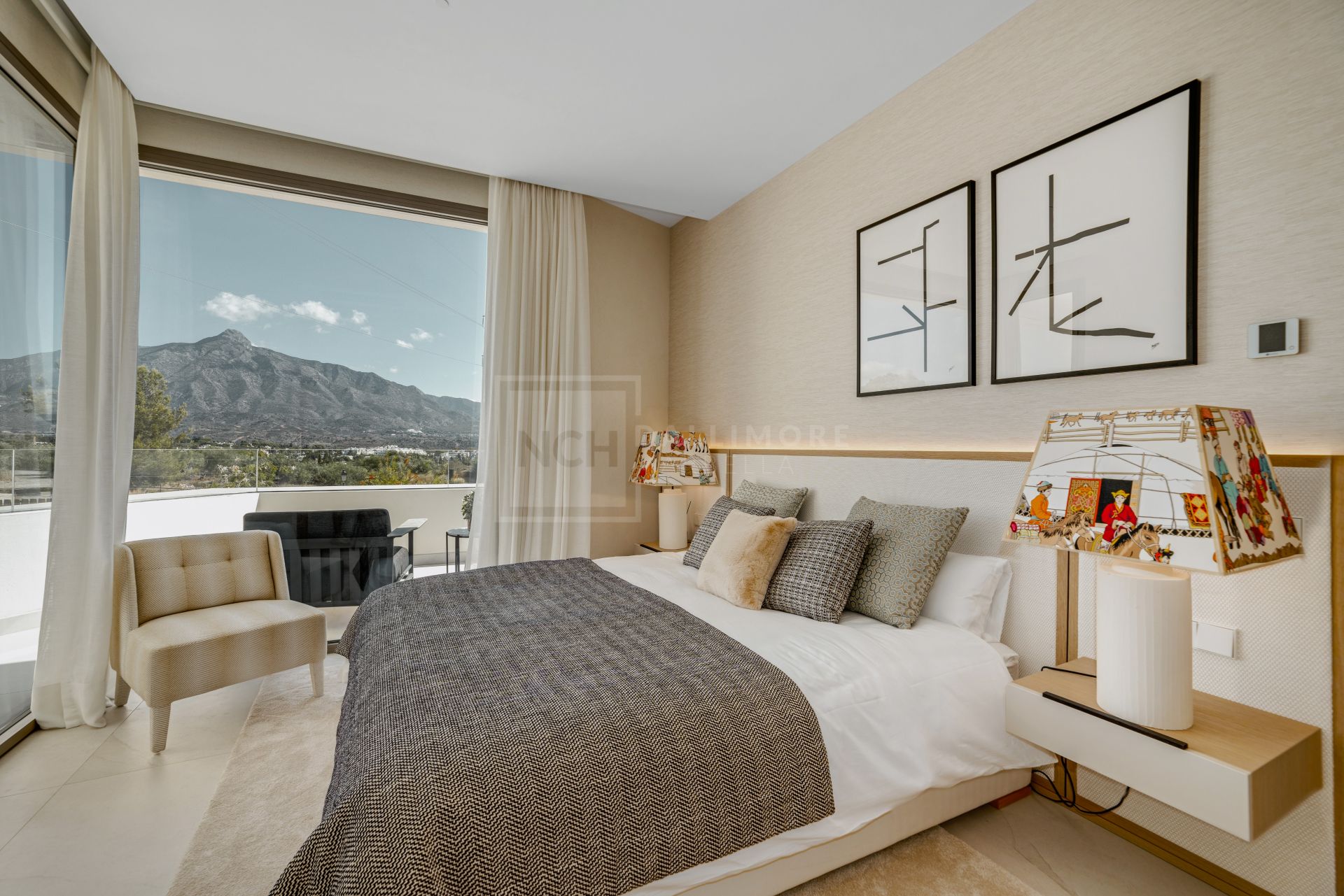 Luxury 4-Bedroom Semi-Detached Villa with Rooftop Pool, Nueva Andalucía