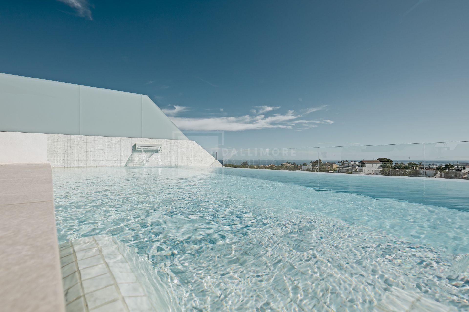 Luxury 4-Bedroom Semi-Detached Villa with Rooftop Pool, Nueva Andalucía