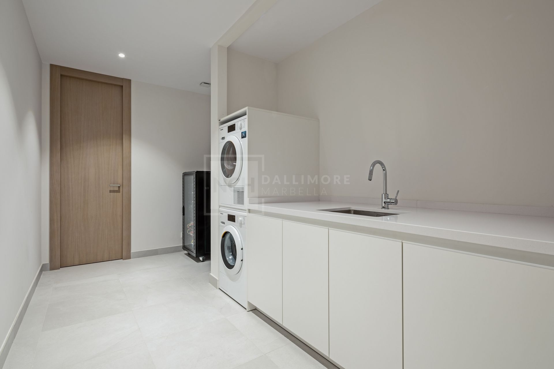 Luxury 4-Bedroom Semi-Detached Villa with Rooftop Pool, Nueva Andalucía