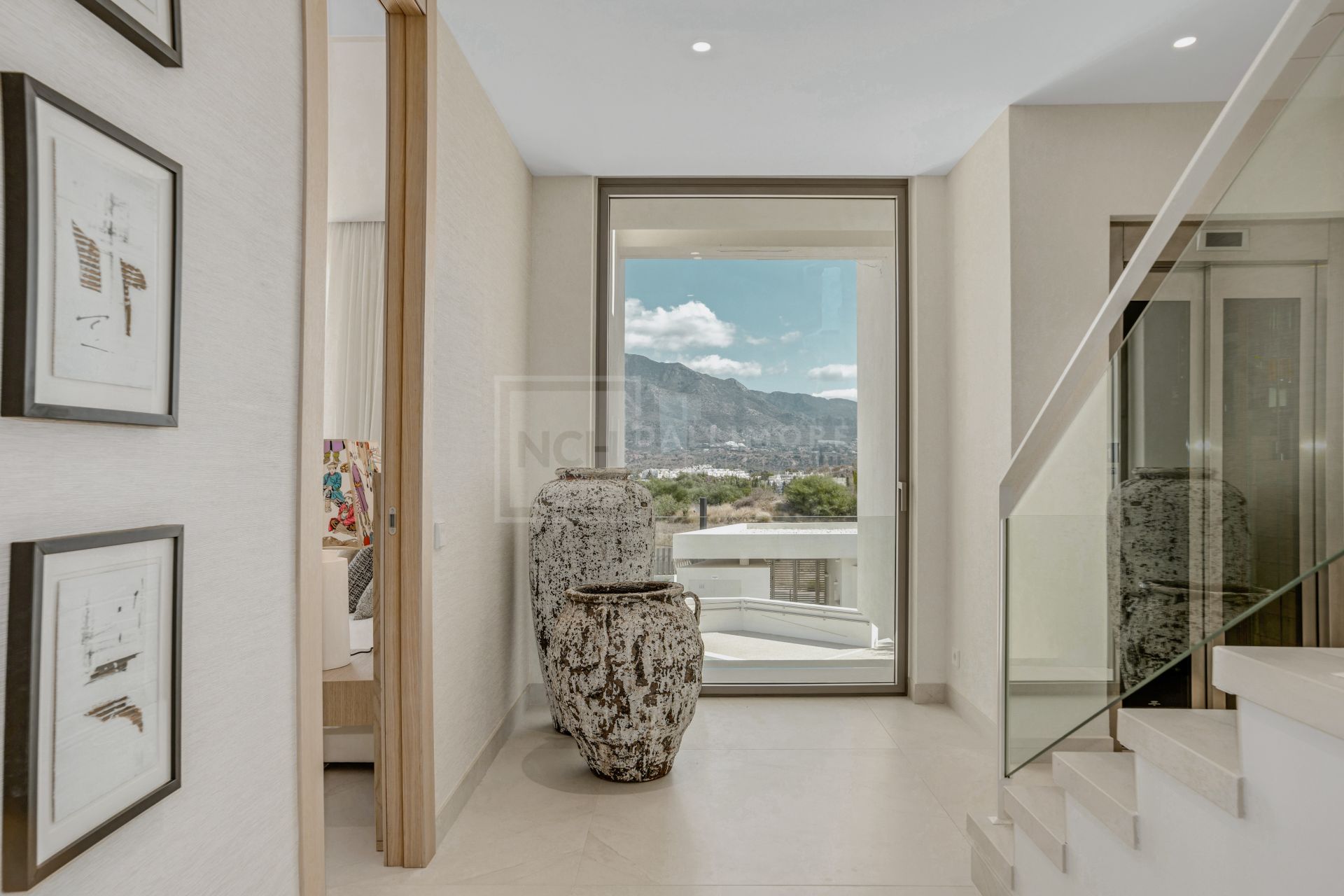 Luxury 4-Bedroom Semi-Detached Villa with Rooftop Pool, Nueva Andalucía