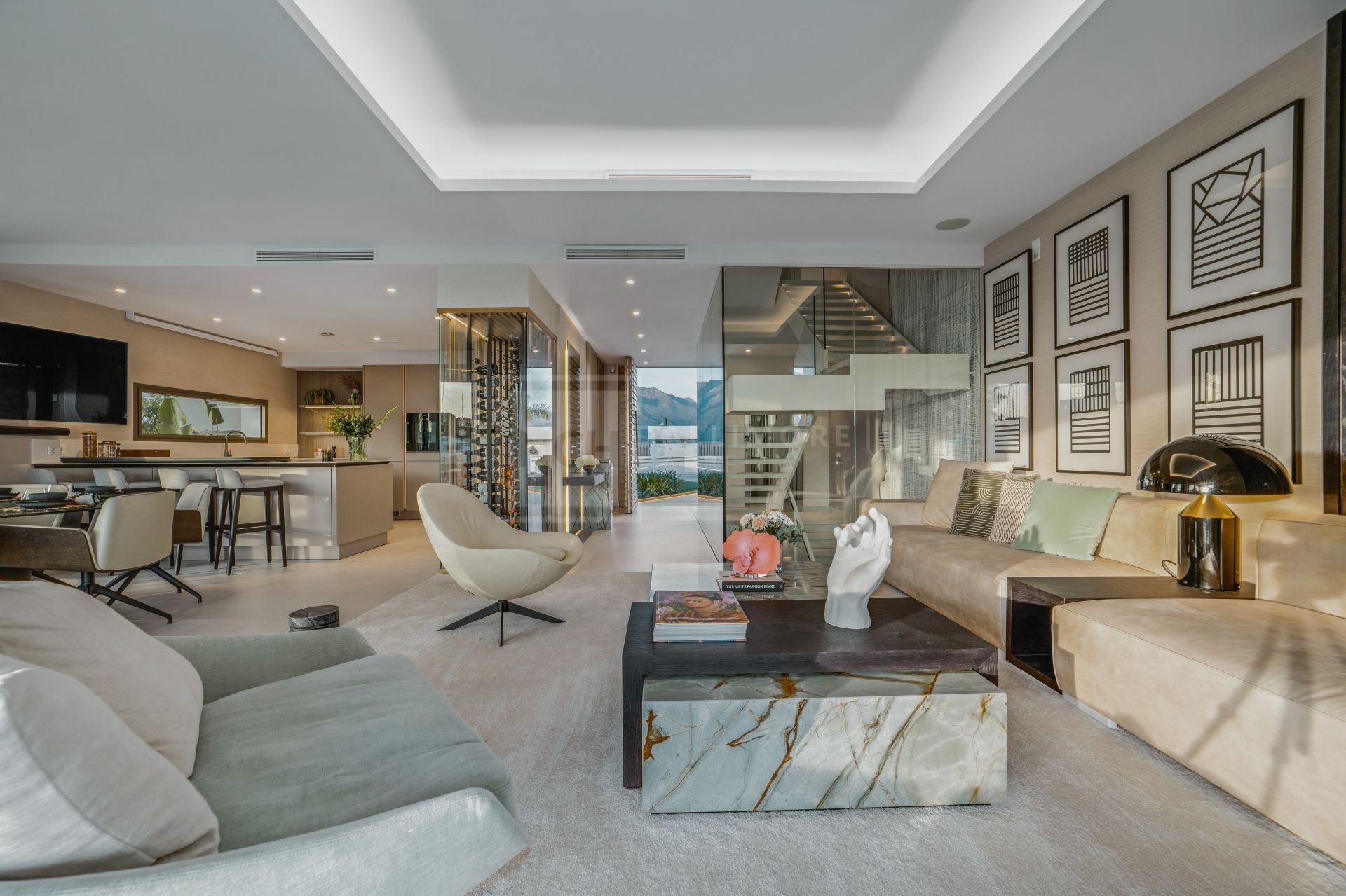 Luxury 4-Bedroom Semi-Detached Villa with Rooftop Pool, Nueva Andalucía