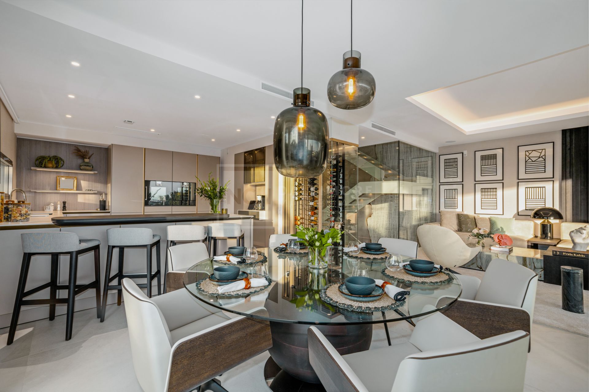 Luxury 4-Bedroom Semi-Detached Villa with Rooftop Pool, Nueva Andalucía