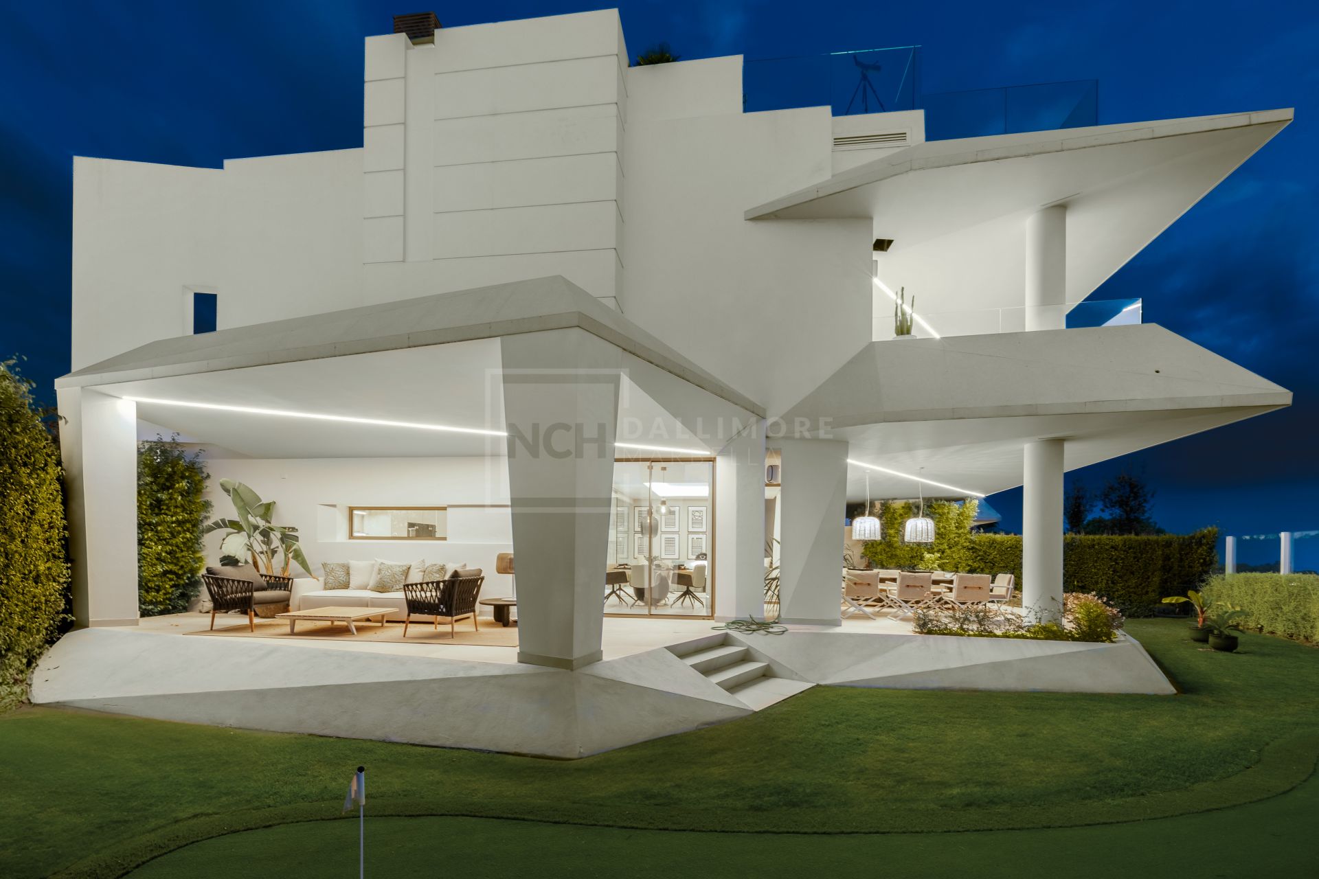 Luxury 4-Bedroom Semi-Detached Villa with Rooftop Pool, Nueva Andalucía