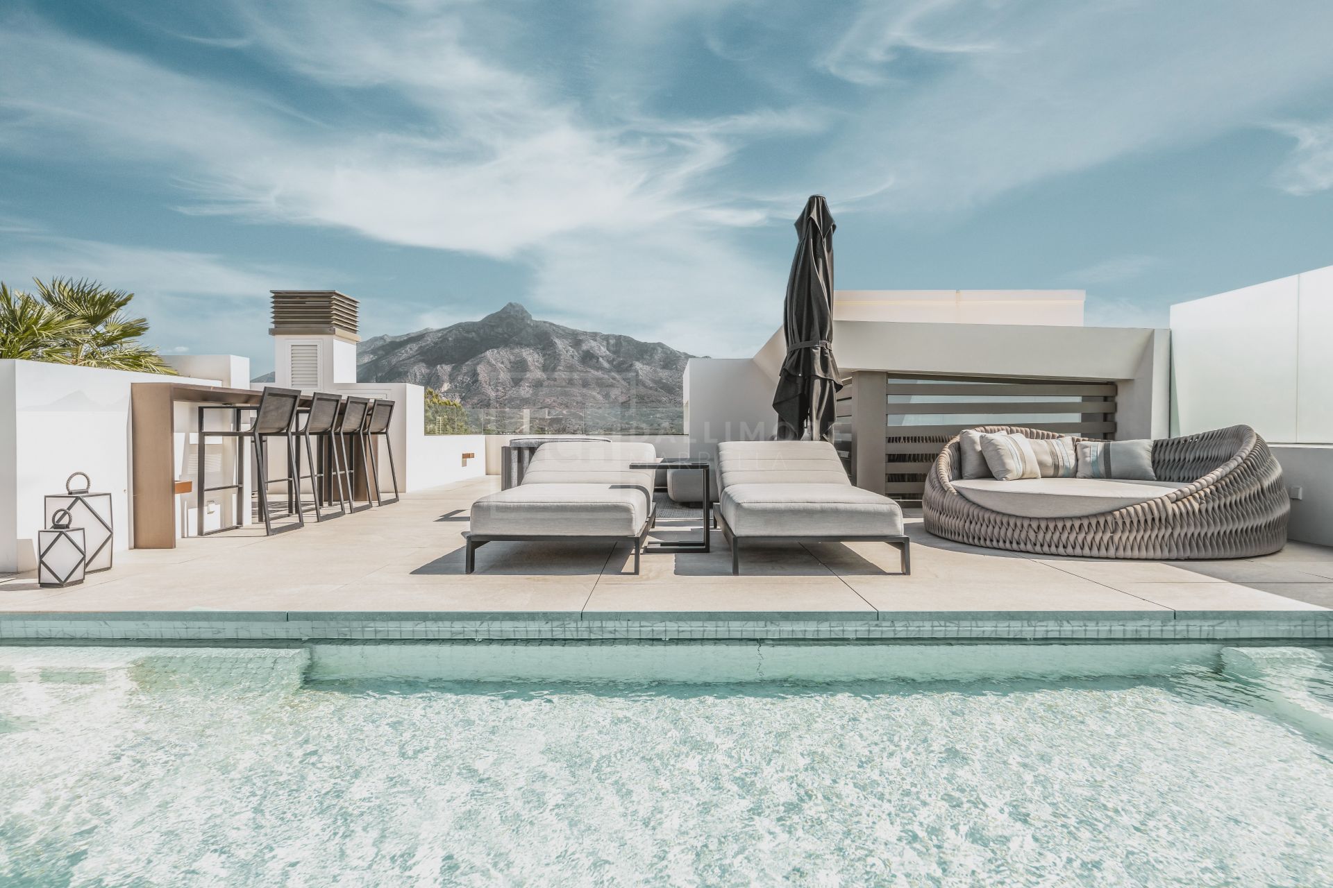 Luxury 4-Bedroom Semi-Detached Villa with Rooftop Pool, Nueva Andalucía