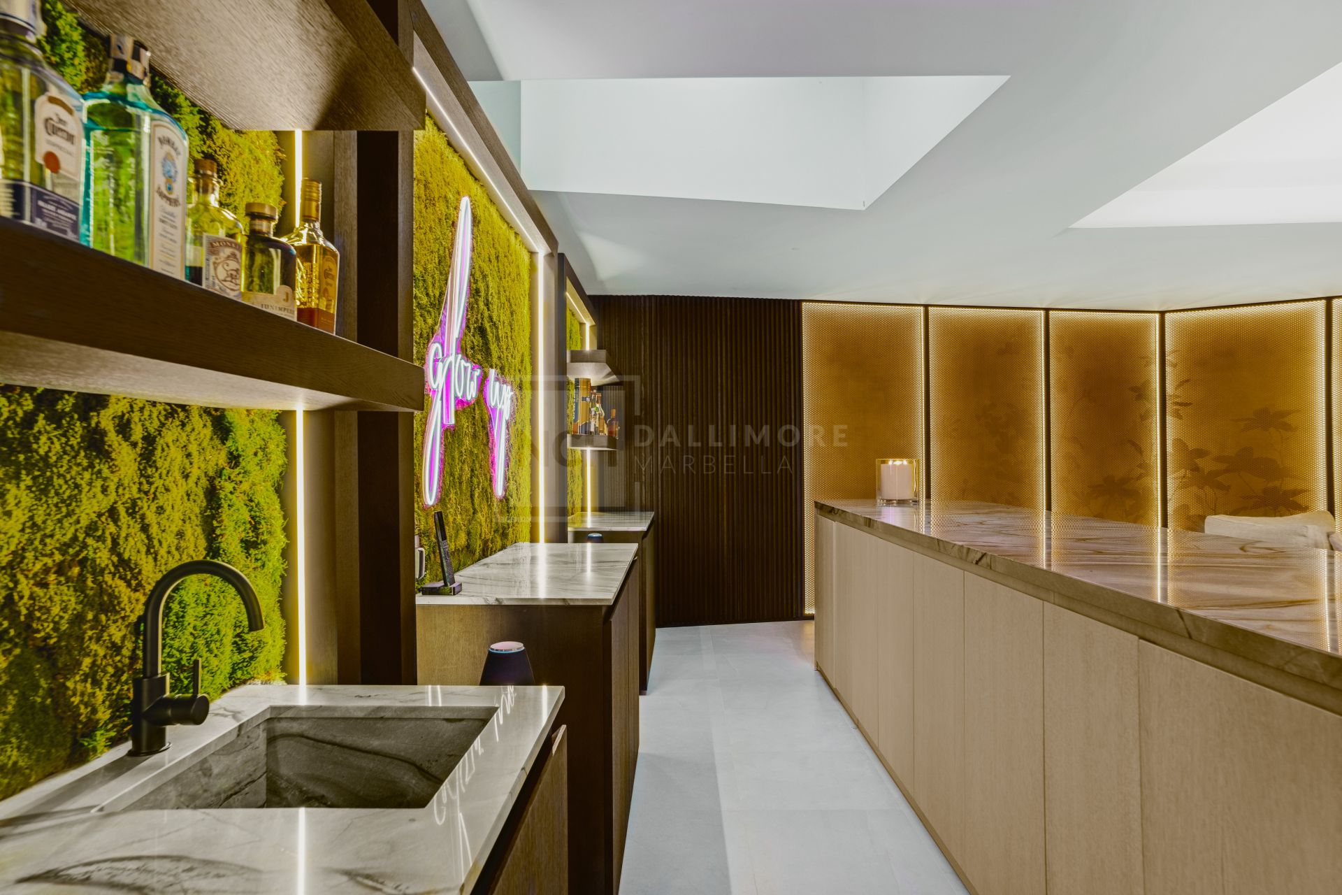 Luxury 4-Bedroom Semi-Detached Villa with Rooftop Pool, Nueva Andalucía