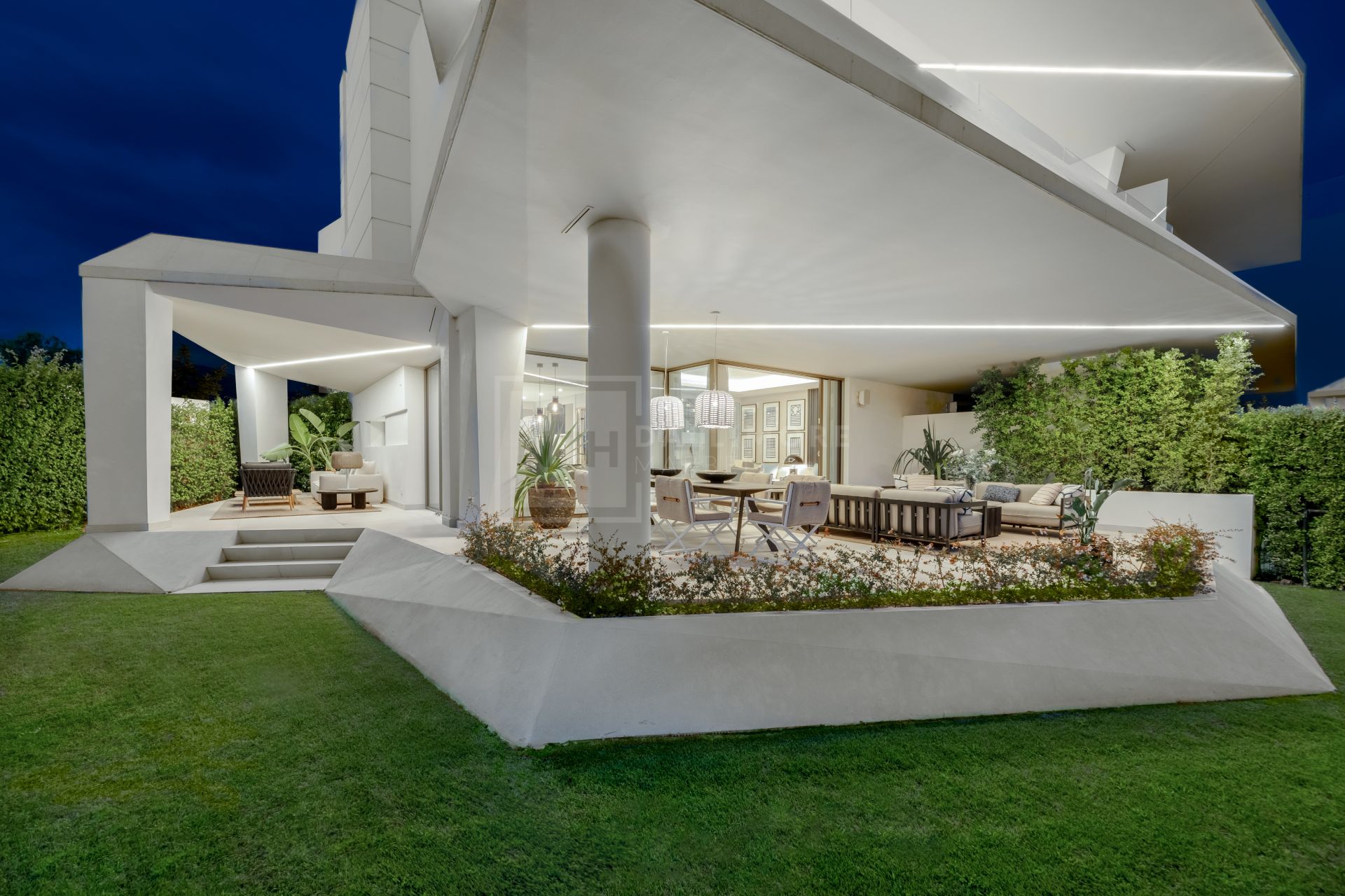Luxury 4-Bedroom Semi-Detached Villa with Rooftop Pool, Nueva Andalucía