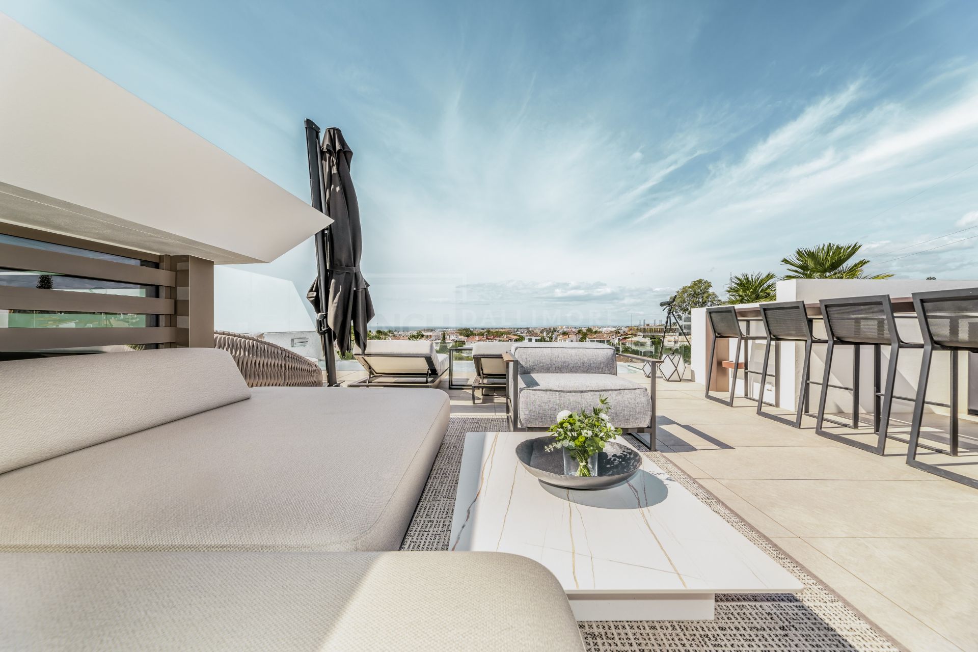 Luxury 4-Bedroom Semi-Detached Villa with Rooftop Pool, Nueva Andalucía