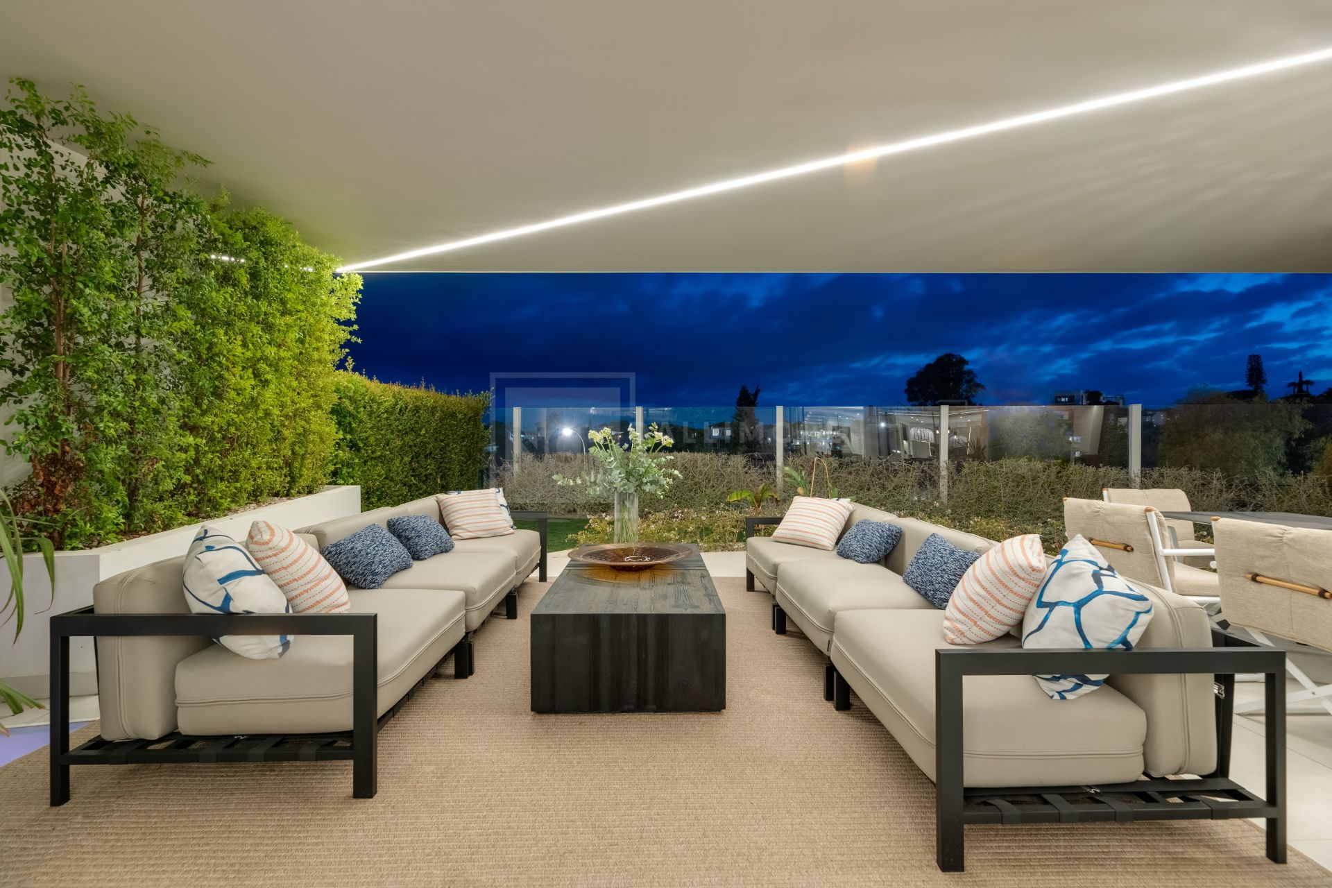 Luxury 4-Bedroom Semi-Detached Villa with Rooftop Pool, Nueva Andalucía